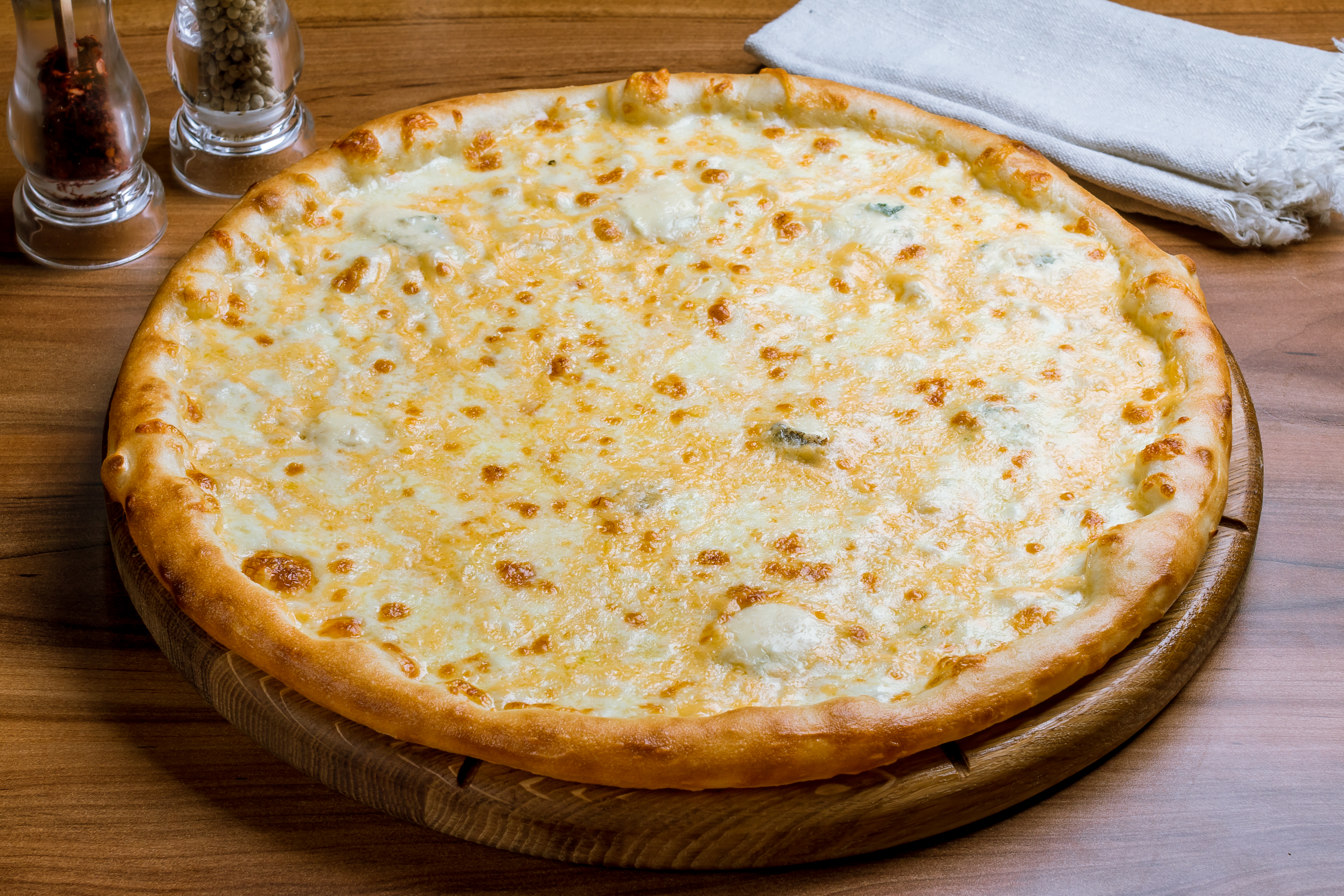 Pizza de queso con borde crocante