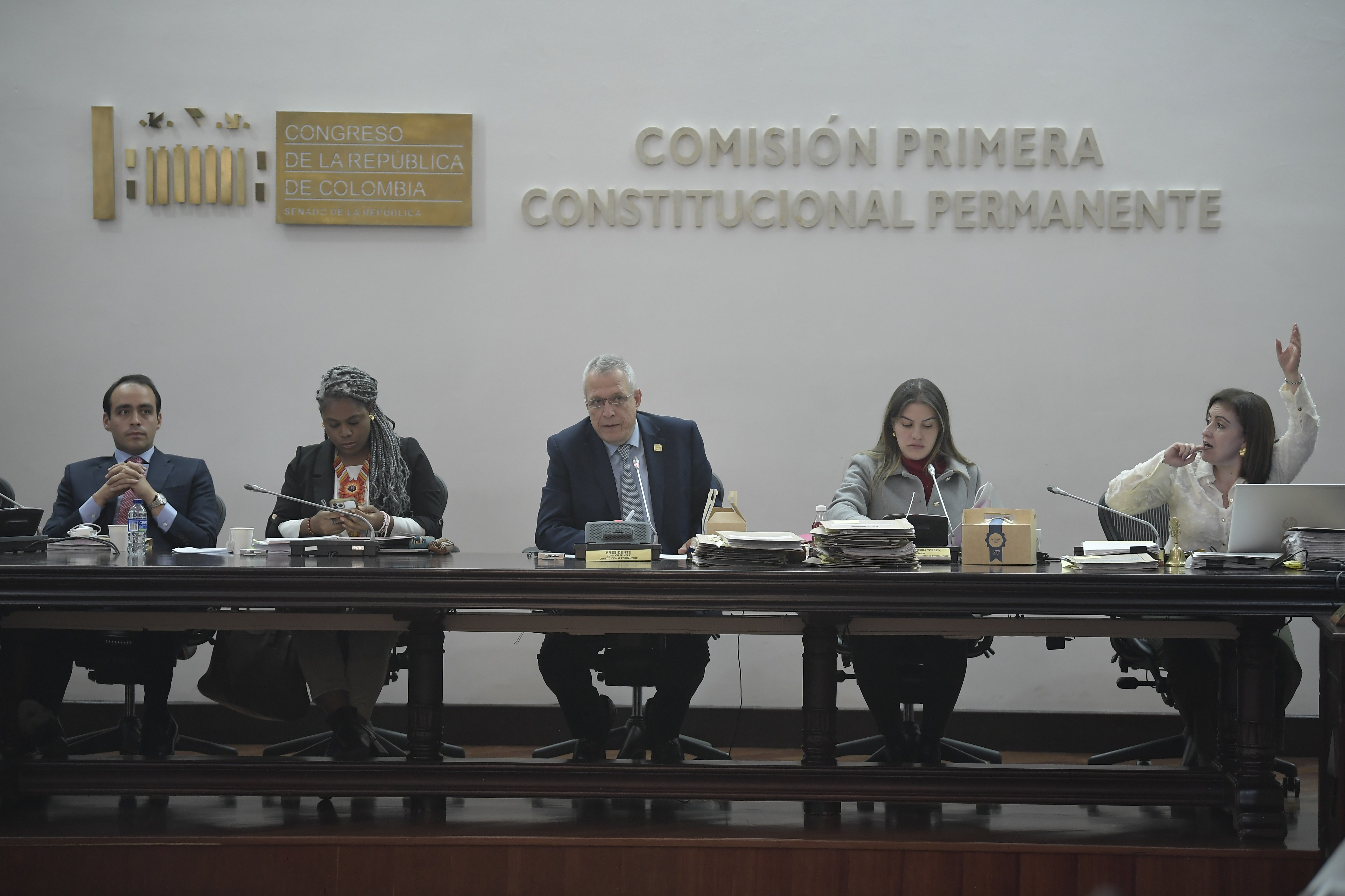 Debate en la comisión primera del Senado