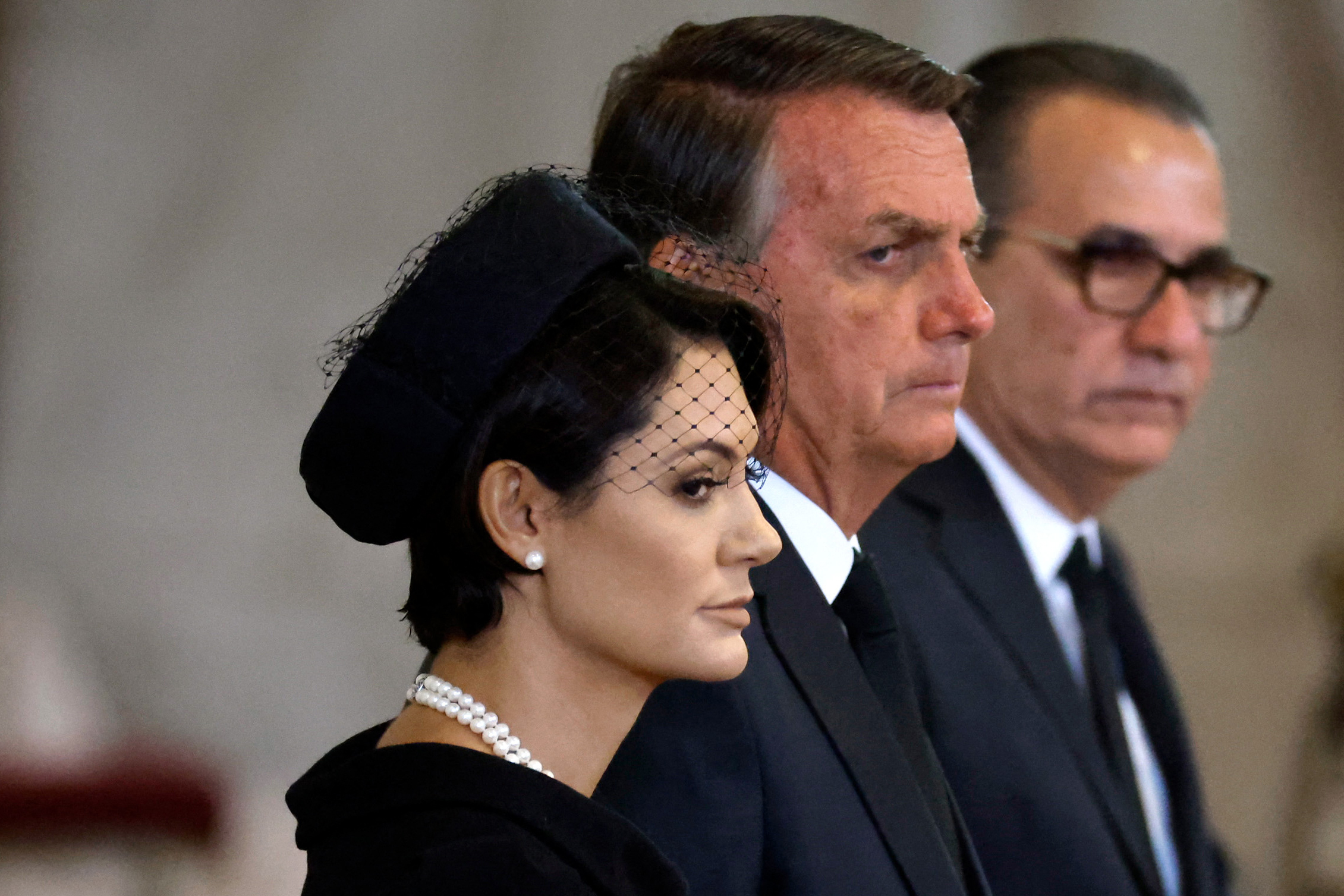 El presidente de Brasil, Jair Bolsonaro, y su esposa, Michelle Bolsonaro, presentan sus respetos al pasar junto al ataúd de la reina Isabel II.