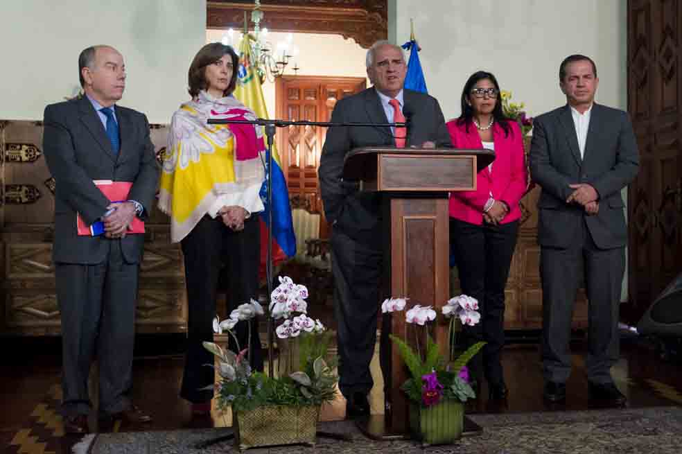 Los cancilleres de Brasil Mauro Vieira, Colombia María Ángela Holguín, el secretario general de la Unión de Naciones Suramericanas (UNASUR) Ernesto Samper, la canciller venezolana Delcy Rodriguez y su homologo ecuatoriano Ricardo Patiño. /EFE