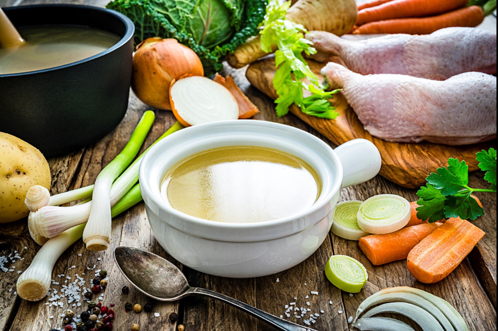 Caldo de pollo: receta fácil para preparar en casa con este paso a paso