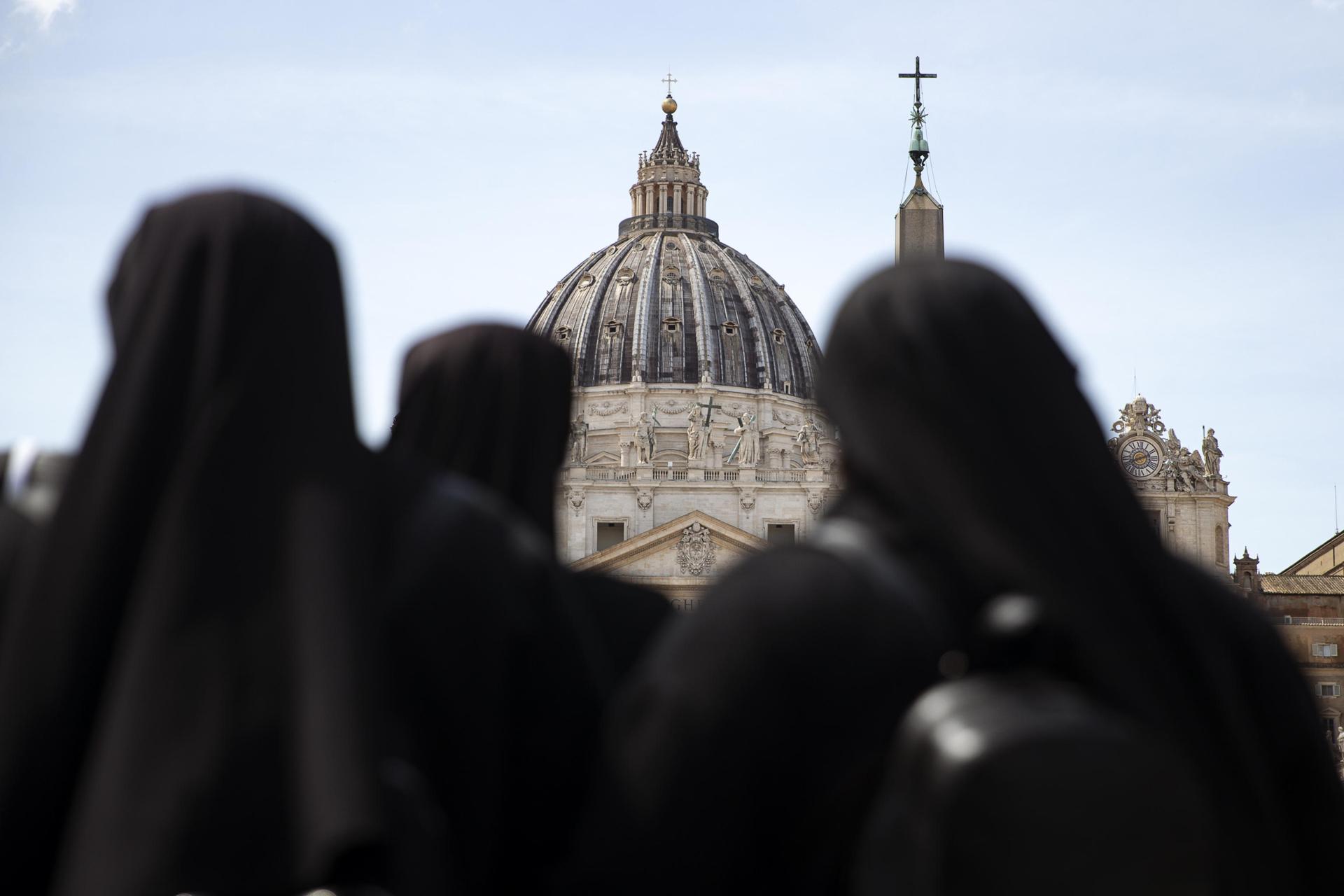 VATICAN CITY (Vatican City State (Holy See)), 21/04/2025.- Nuns in St. Peter's Square following the death of Pope Francis, Vatican City, 21 April 2025. Pope Francis died on 21 April 2025 at the age of 88, according to the Holy See. Born Jorge Mario Bergoglio in Buenos Aires, Argentina, on 17 December 1936, he was appointed leader of the Catholic Church on 13 March 2013, succeeding Pontiff Emeritus Benedict XVI. (Papa, Santa Sede) EFE/EPA/ANGELO CARCONI
