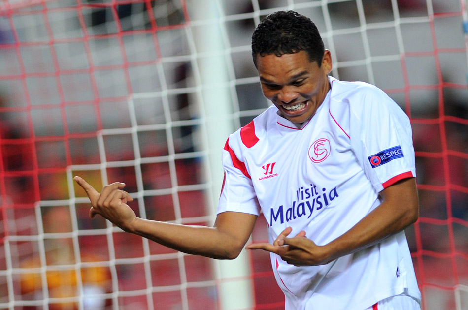 Carlos Bacca fue titular en el triunfo de Sevilla sobre el Feyenoord