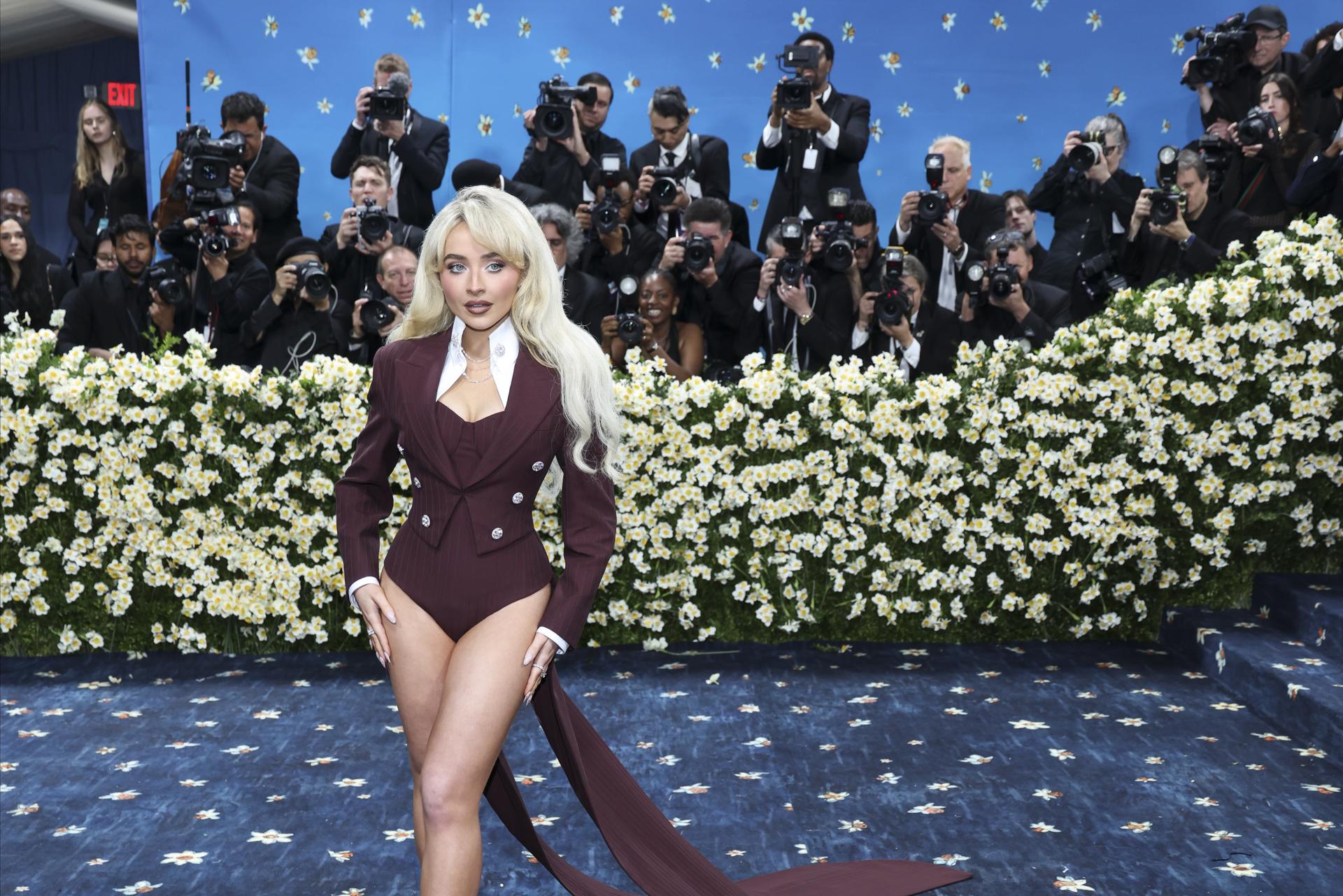 NEW YORK (United States), 06/05/2025.- Sabrina Carpenter poses on the red carpet for the 2025 Met Gala, the annual benefit for the Metropolitan Museum of Art's Costume Institute, in New York, New York, USA, 05 May 2025. The event coincides with the Met Costume Institute's spring 2025 exhibition ‘Superfine: Tailoring Black Style’ which will be on view from 10 May 2025 through 26 October 2025.  (Nueva York) EFE/EPA/JUSTIN LANE

