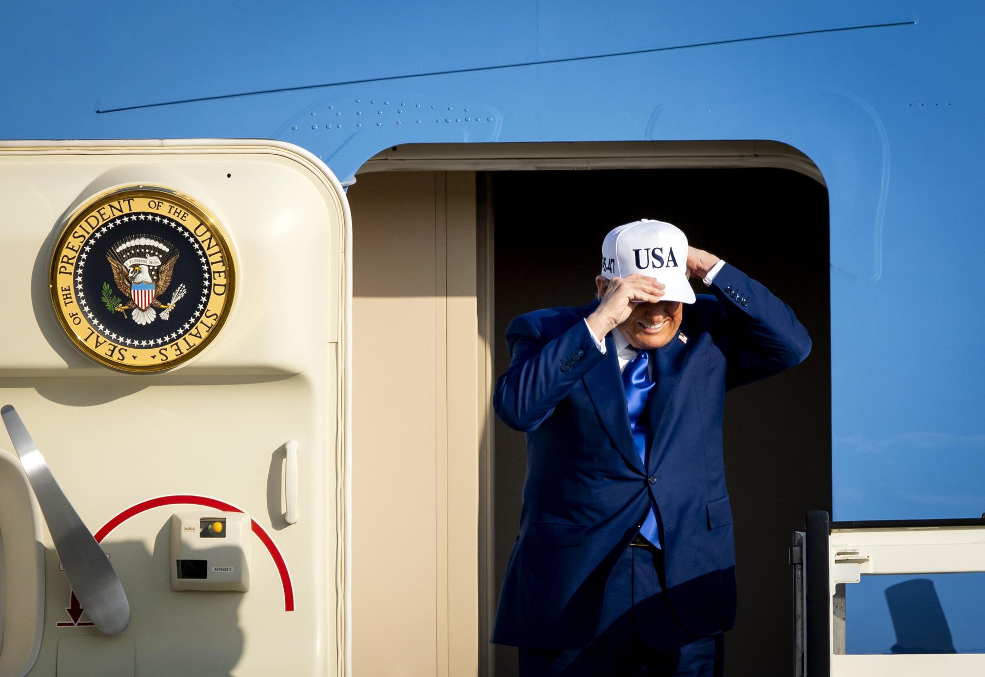 SCHIPHOL (Netherlands), 24/06/2025.- US President Donald Trump arrives on Air Force One at Schiphol Airport in Amsterdam, The Netherlands, 24 June 2025, ahead of the NATO summit. The Netherlands hosts the NATO Summit in The Hague on 24 and 25 June, the first such summit to be held in the country. (Países Bajos; Holanda, La Haya) EFE/EPA/KOEN VAN WEEL