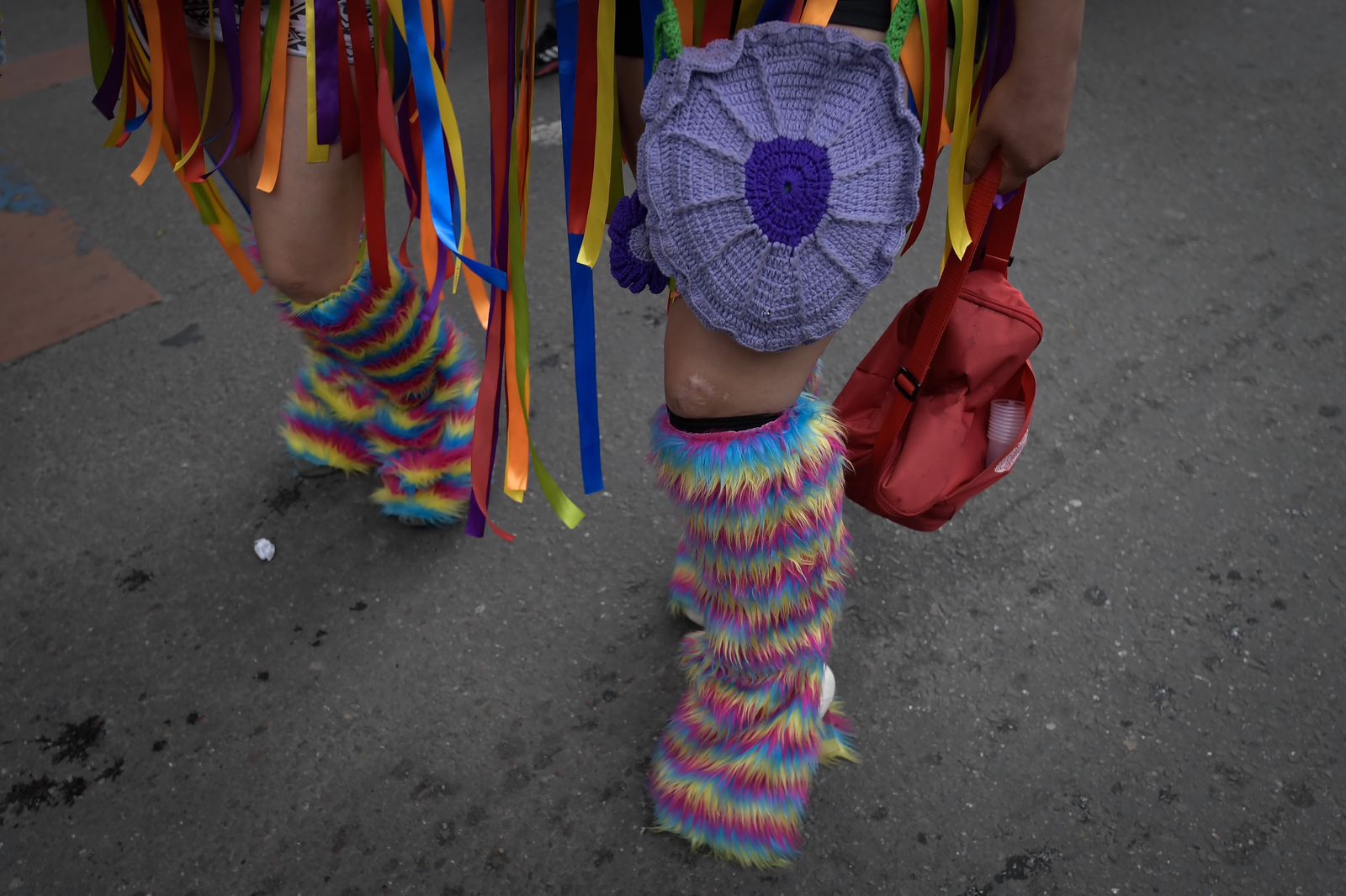 Dos integrantes de la comunidad LGBTIQ+ desfilando en la conmemoración.
