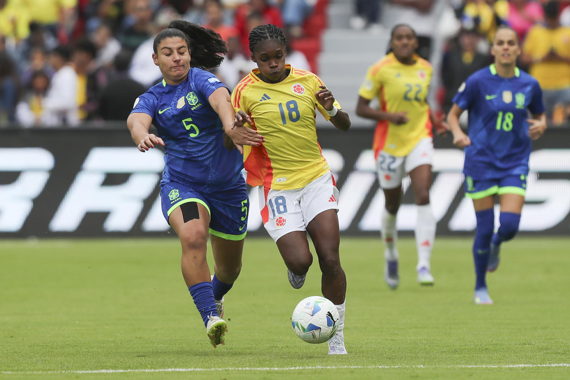 AME7182. QUITO (ECUADOR), 02/08/2025.- Linda Caicedo (d) de Colombia disputa el balón con Duda de Brasil este sábado, en la final de la Copa América Femenina entre Colombia y Brasil en el estadio Rodrigo Paz Delgado en Quito (Ecuador). EFE/ Jose Jácome
