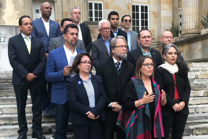 El 12 de marzo pasado fue la primera vez en la historia del país que la oposición utilizó el derecho a réplica, un asunto contenido en la Constitución de 1991, pero que solo se reglamentó hasta 2018, con el Estatuto de Oposición.CortesíaCuando hay alocuciones, los partidos de la oposición pueden solicitar la garantía de la réplica para que se les conceda el uso del espectro electromagnético “en condiciones de equidad”, dice el artículo 17 del Estatuto de Oposición. También, cuando se trate de declaraciones del presidente u otros funcionarios del Gobierno Nacional, “el medio de comunicación donde se emitió la declaración deberá dar la oportunidad a la organización de oposición afectada de responder y controvertir el ataque”.