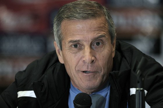 Tabárez analiza variantes y Forlán aparece fuera del equipo