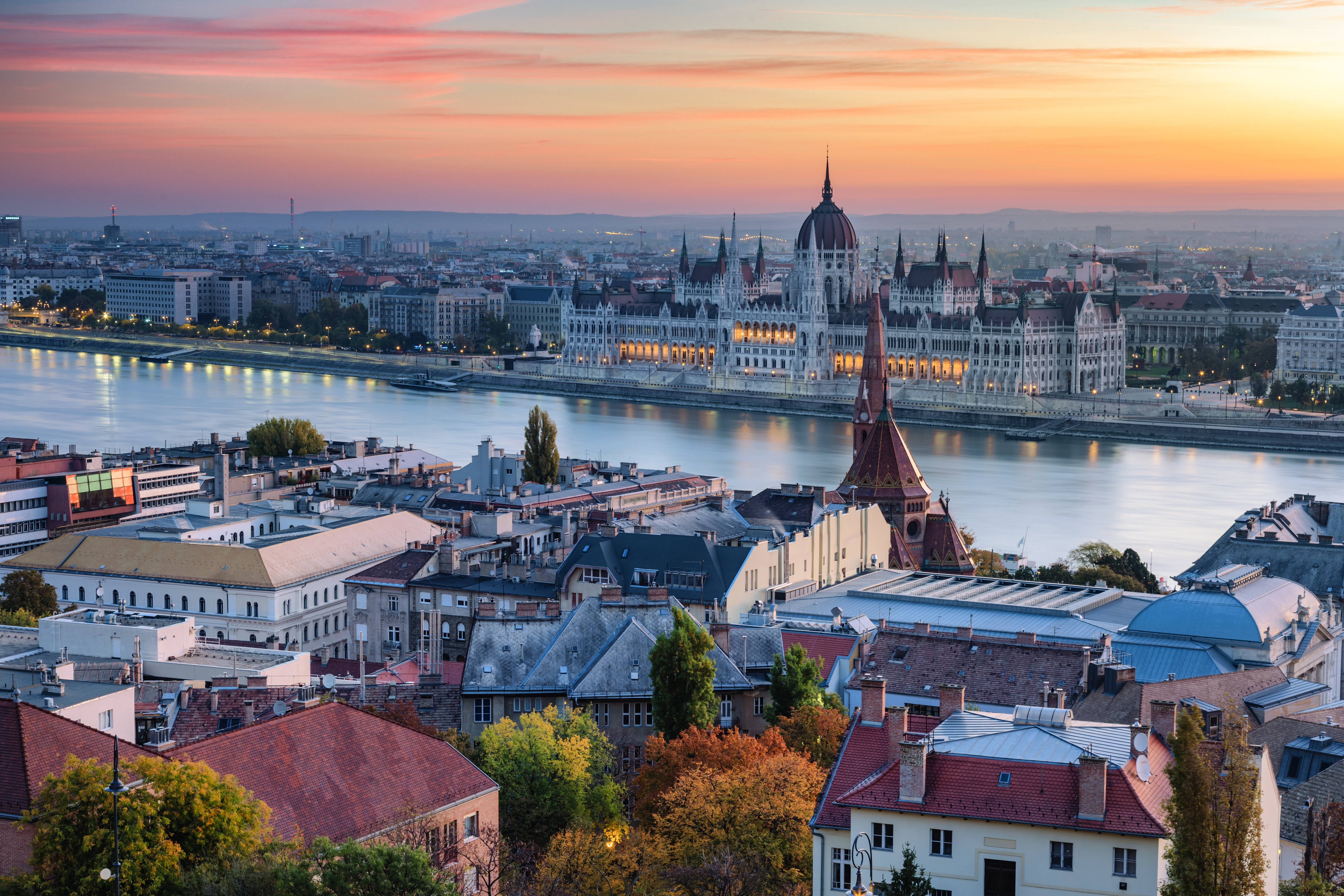 Vista aérea del perfil urbano de Budapest con el edificio del Parlamento húngaro iluminado por la mañana antes del amanecer