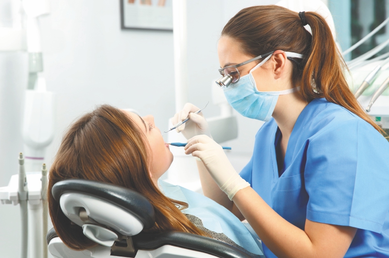 Ortodoncia invisible o con brackets: precios y qué duele más