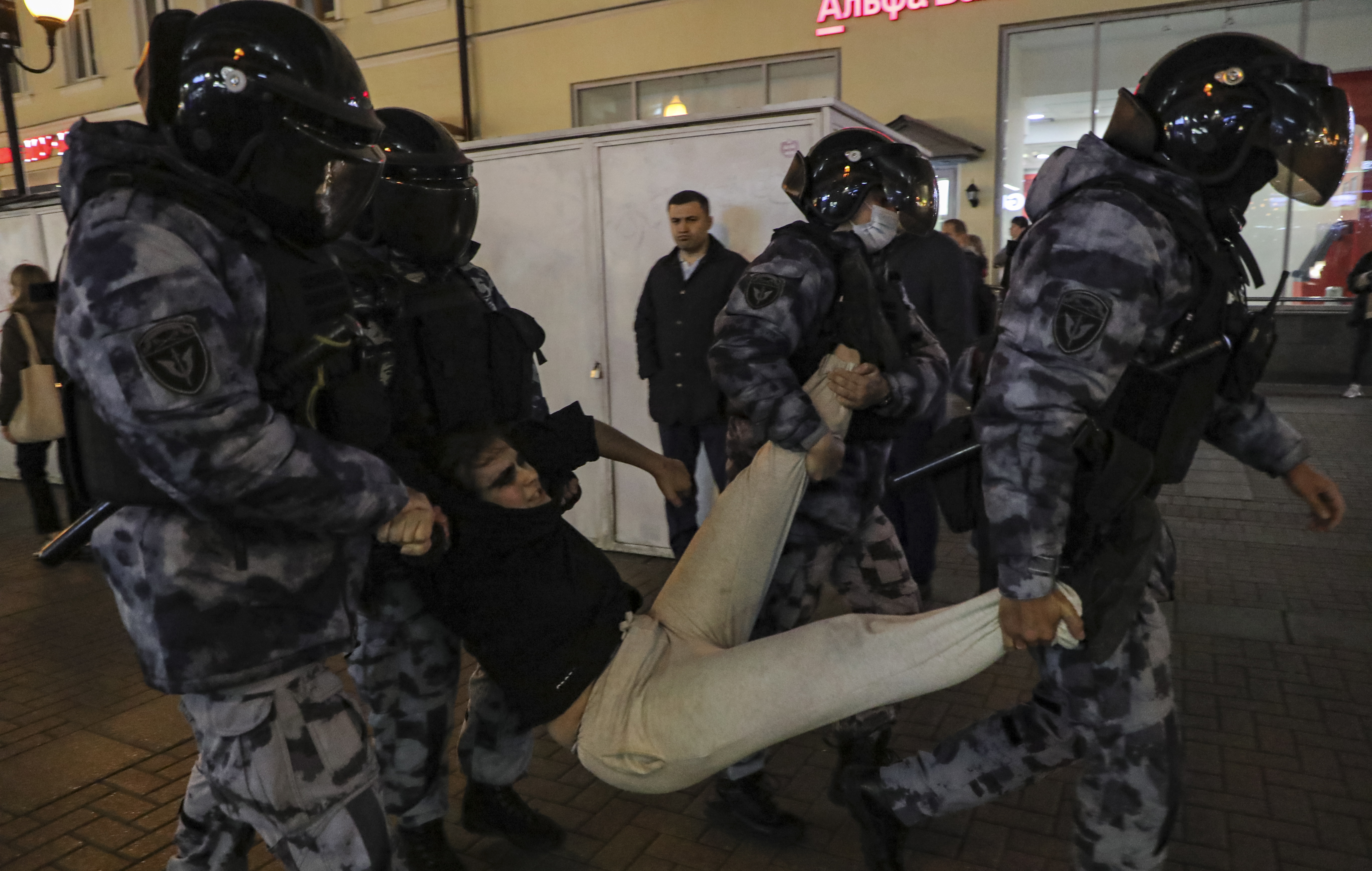 Más de mil manifestantes que rechazan la nueva campaña de movilización que convocaría a unos 300.000 reservistas han sido detenidos en Rusia.