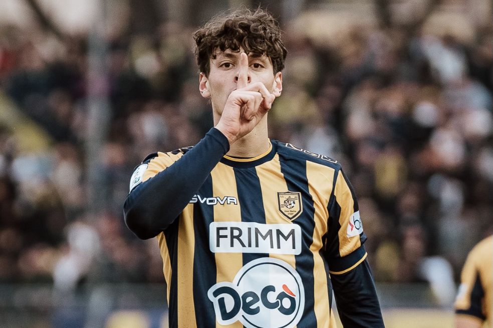Investigan a hinchas por celebrar con gesto fascista gol de bisnieto de Mussolini