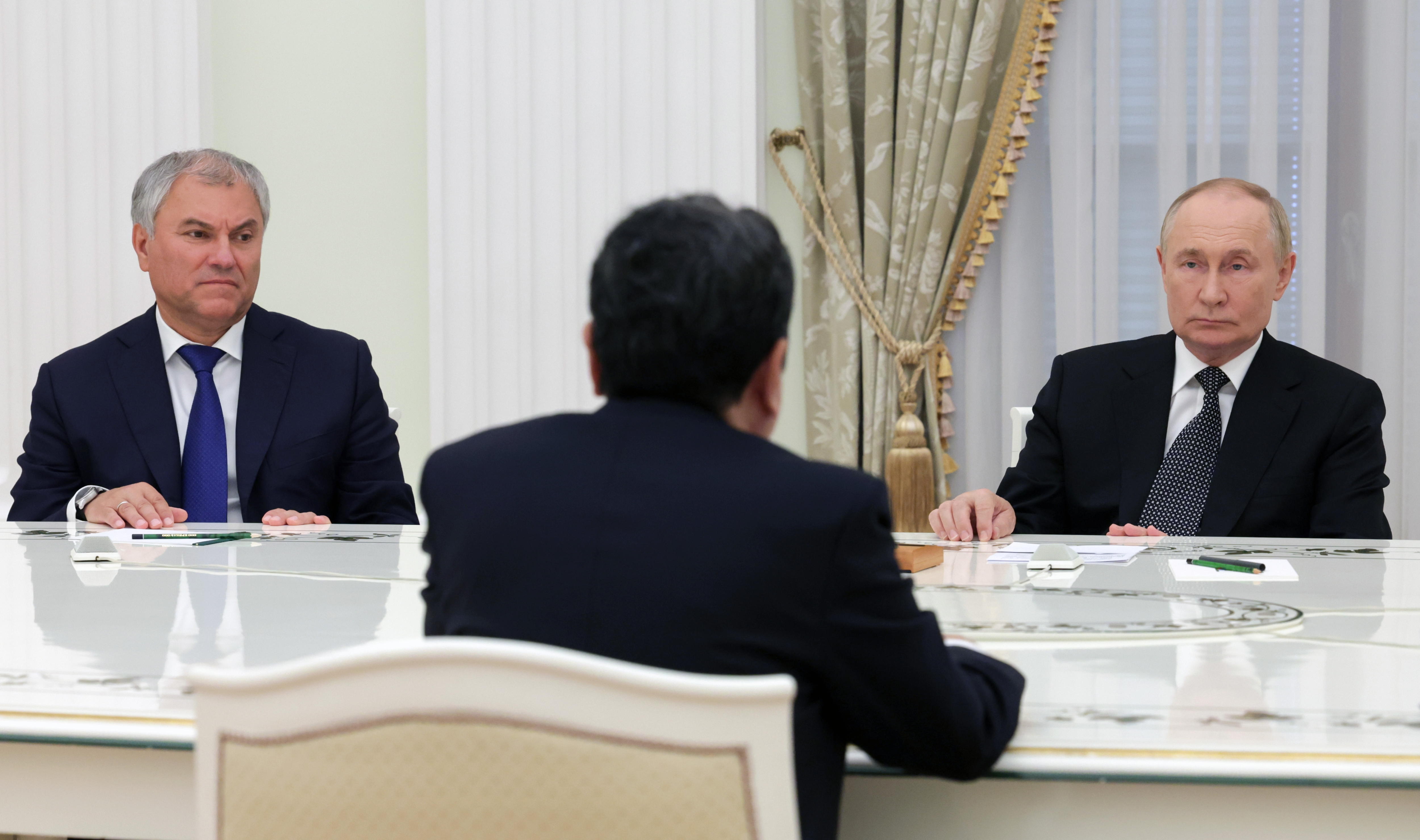 Moscow (Russian Federation), 09/09/2024.- Russian President Vladimir Putin (R) and State Duma Chairman Vyacheslav Volodin (L) meet with Vietnamese Parliament President Tran Thanh Man (C) at the Kremlin in Moscow, Russia, 10 September 2024. (Rusia, Moscú) EFE/EPA/VYACHESLAV PROKOFYEV/SPUTNIK/KREMLIN POOL MANDATORY CREDIT