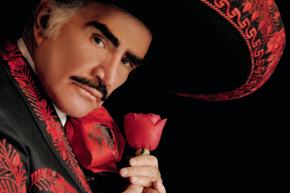 Vicente Fernández en la portada del disco "Para siempre", el cual fue lanzado en 2007 y producido por Joan Sebastián. Este trabajo musical fue nombrado Álbum Regional Mexicano Más Vendido de la Década por la revista Billboard. Hacen parte sencillos tan recordados como "Estos celos", "La derrota" o "Un millón de primaveras".
