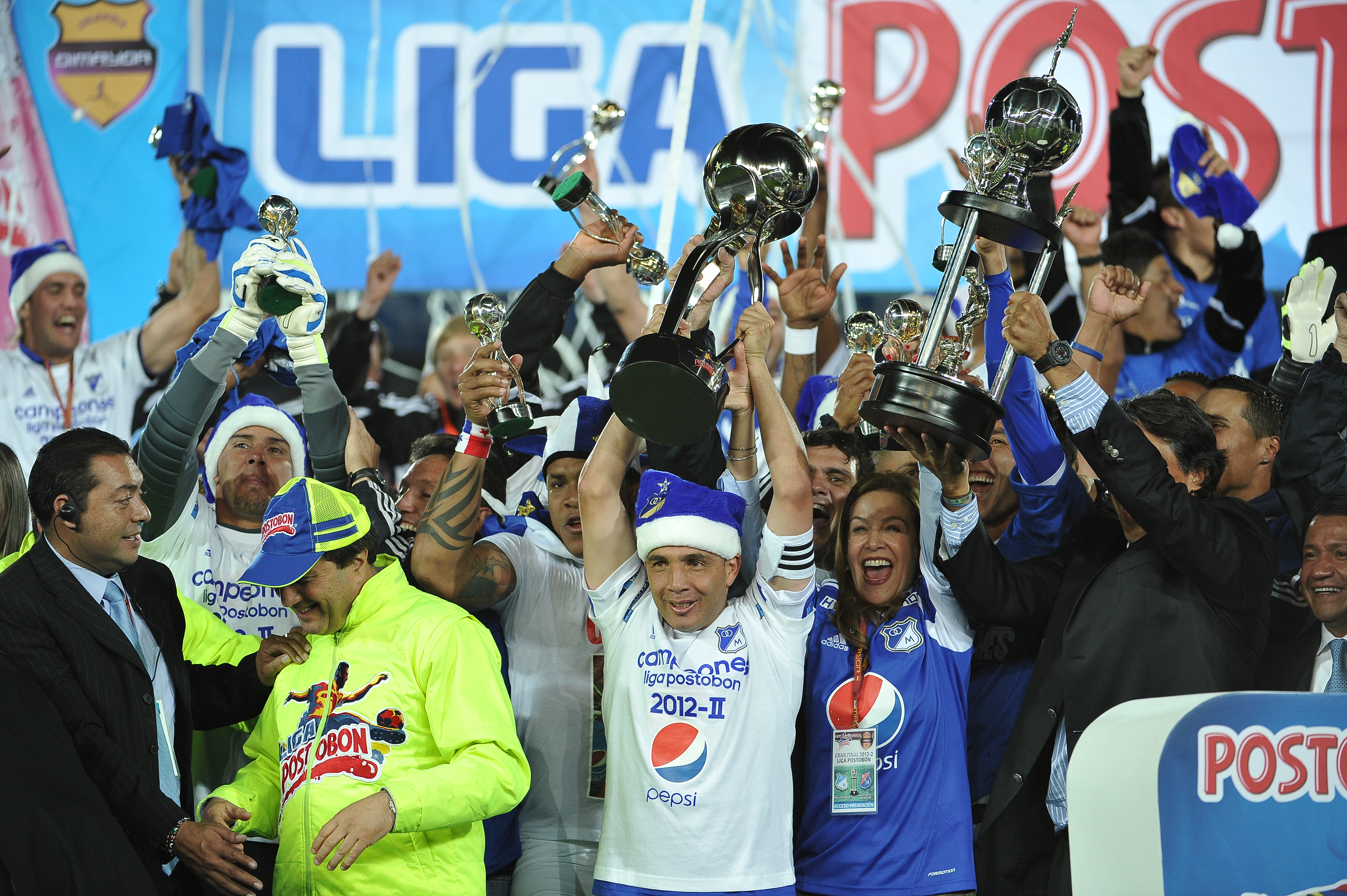 Formación y celebración de los jugadores de Millonarios al quedar campeón de la Liga Postobón II-2012 ante Independiente Medellín.