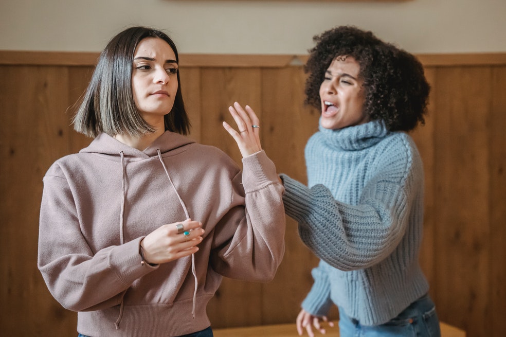 Virgo:
Los Virgo son altaneros incluso cuando no quieren serlo. Creen que su capacidad analítica los hace superiores y que por tanto son mejores que los demás. Su petulancia llega al punto de creer que ellos no tienen rival o competencia en aquello con son buenos.

Su forma de expresarse y tratar a los demás puede ser despectiva y problemática, pues no todos están dispuestos a tolerar ese tipo de comportamiento. Su exceso de confianza hace que de forma espontanea miren por encima del hombro a los demás.