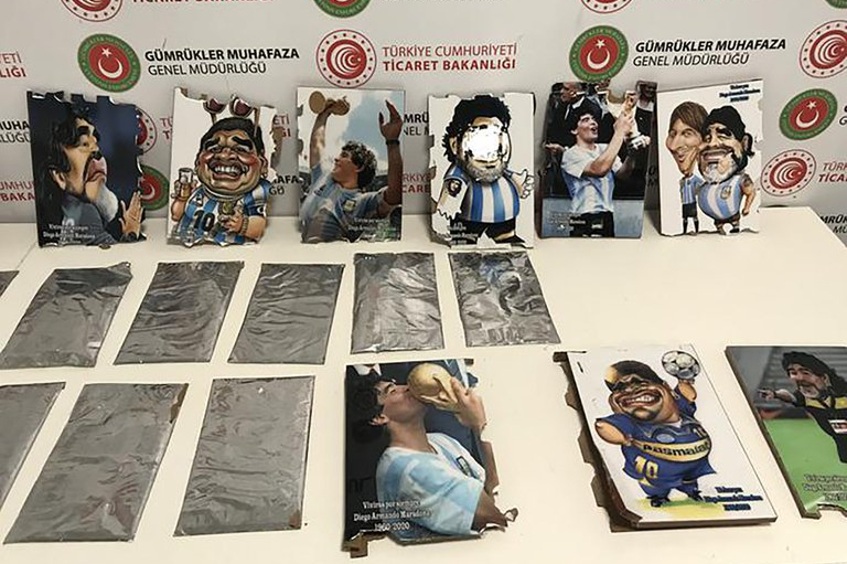Autoridades turcas incautaron un cargamento de cocaína escondido en retratos de Maradona