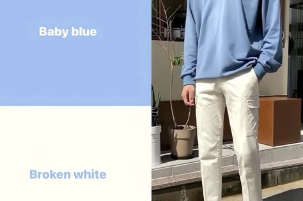 Lleva una camisa azul cielo que le aporta suavidad al rostro y se combina con pantalones color crema, creando un contraste ligero.