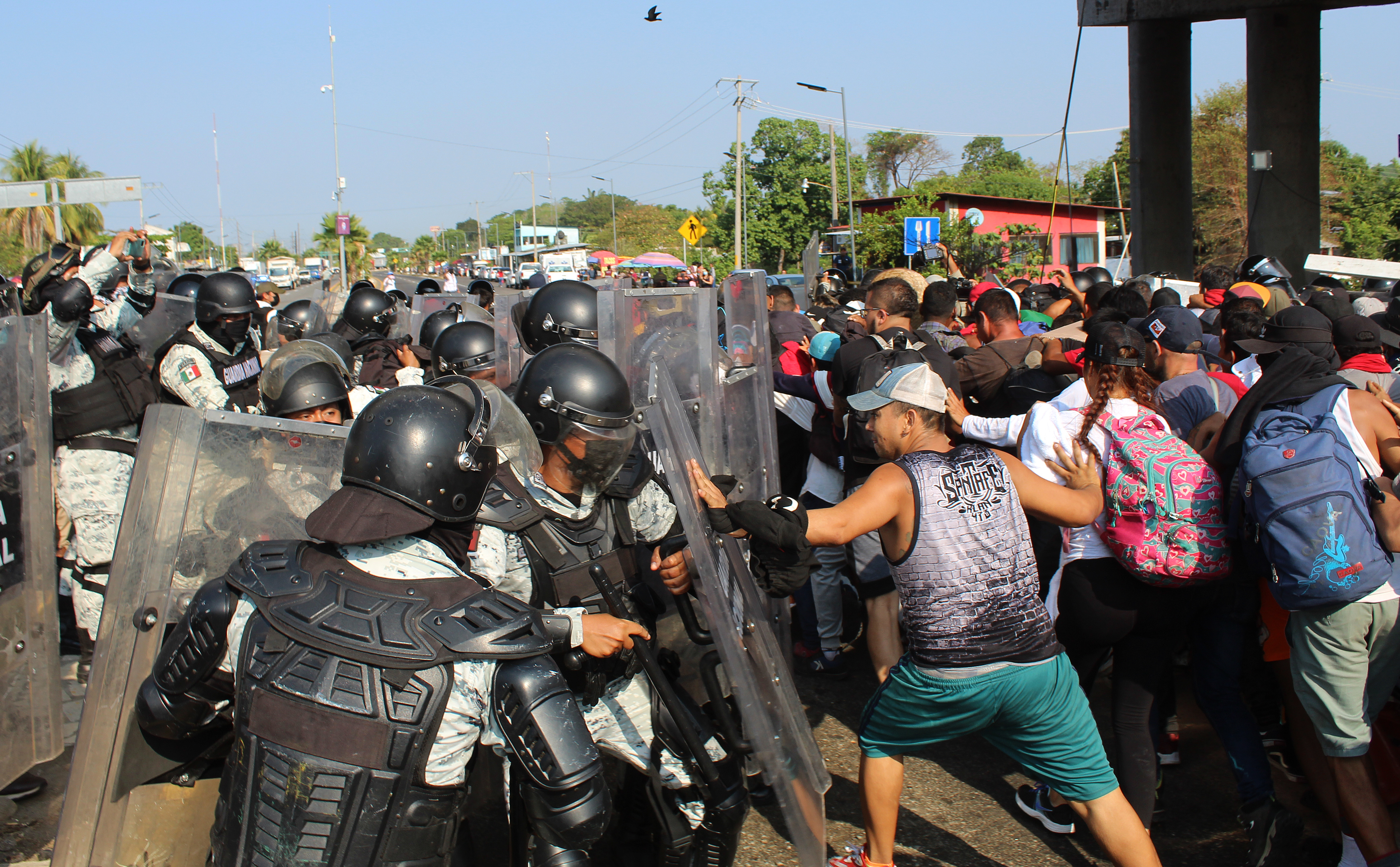 Con palos y piedras: así se enfrentaron los migrantes y la policía en México