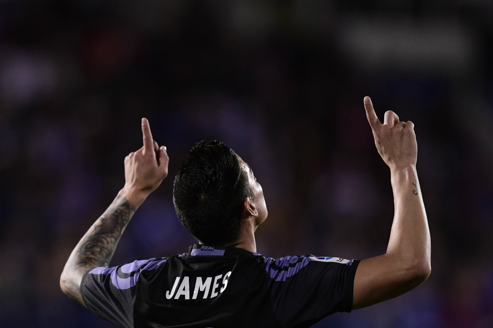 El colombiano James Rodríguez celebra su más reciente gol con Real Madrid. / AFP