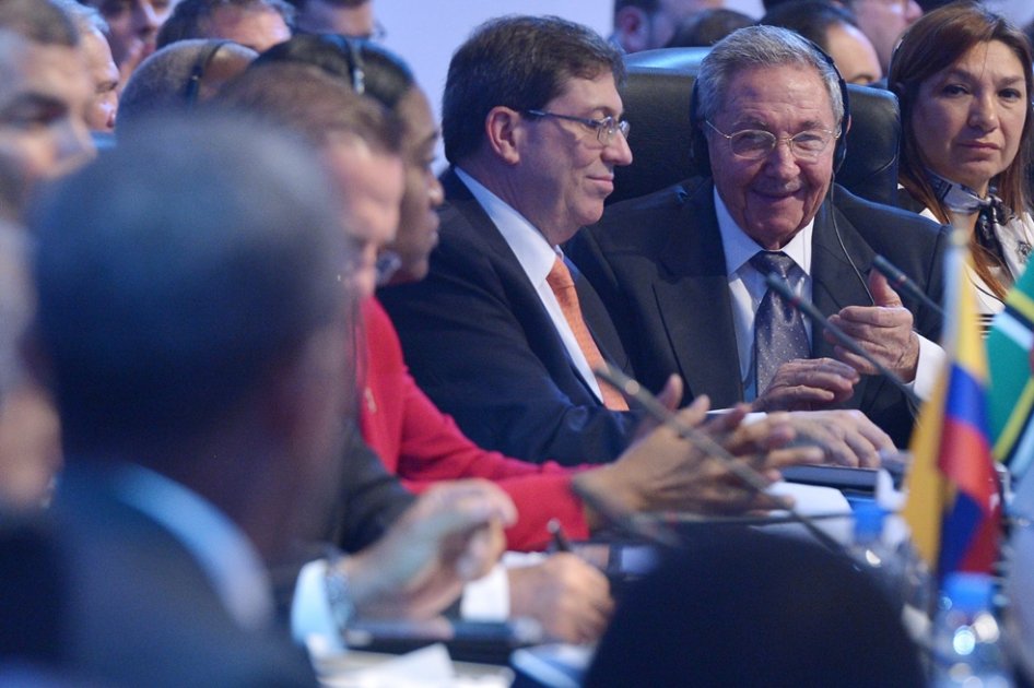 El presidente de Cuba, Raúl Castro, se diríge a su homólogo de EE.UU., Barcak Obama, durante la cumbre de las Américas. / Agencia AFP