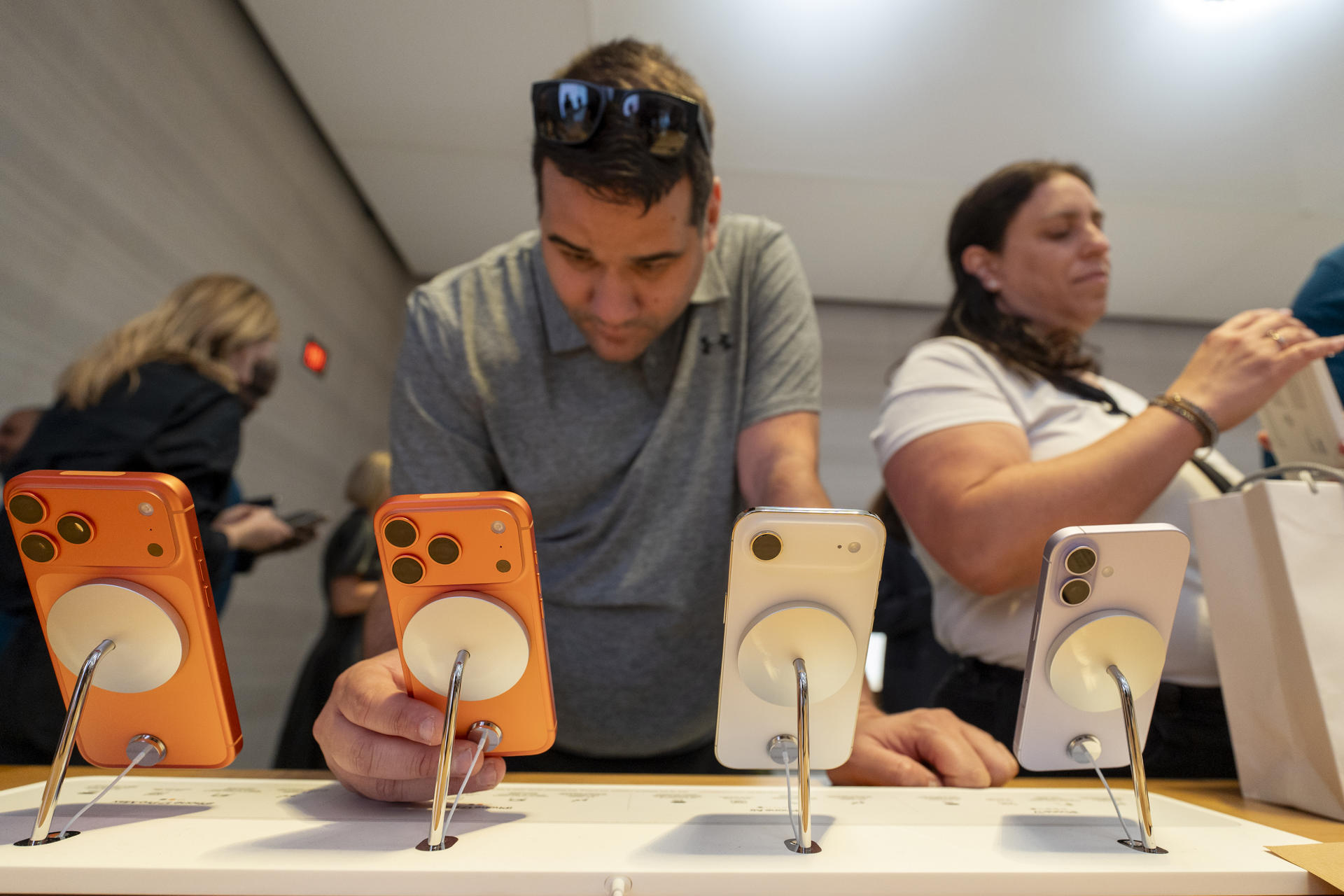 El iPhone 17 debuta entre largas filas, entusiasmo global y primeras críticas