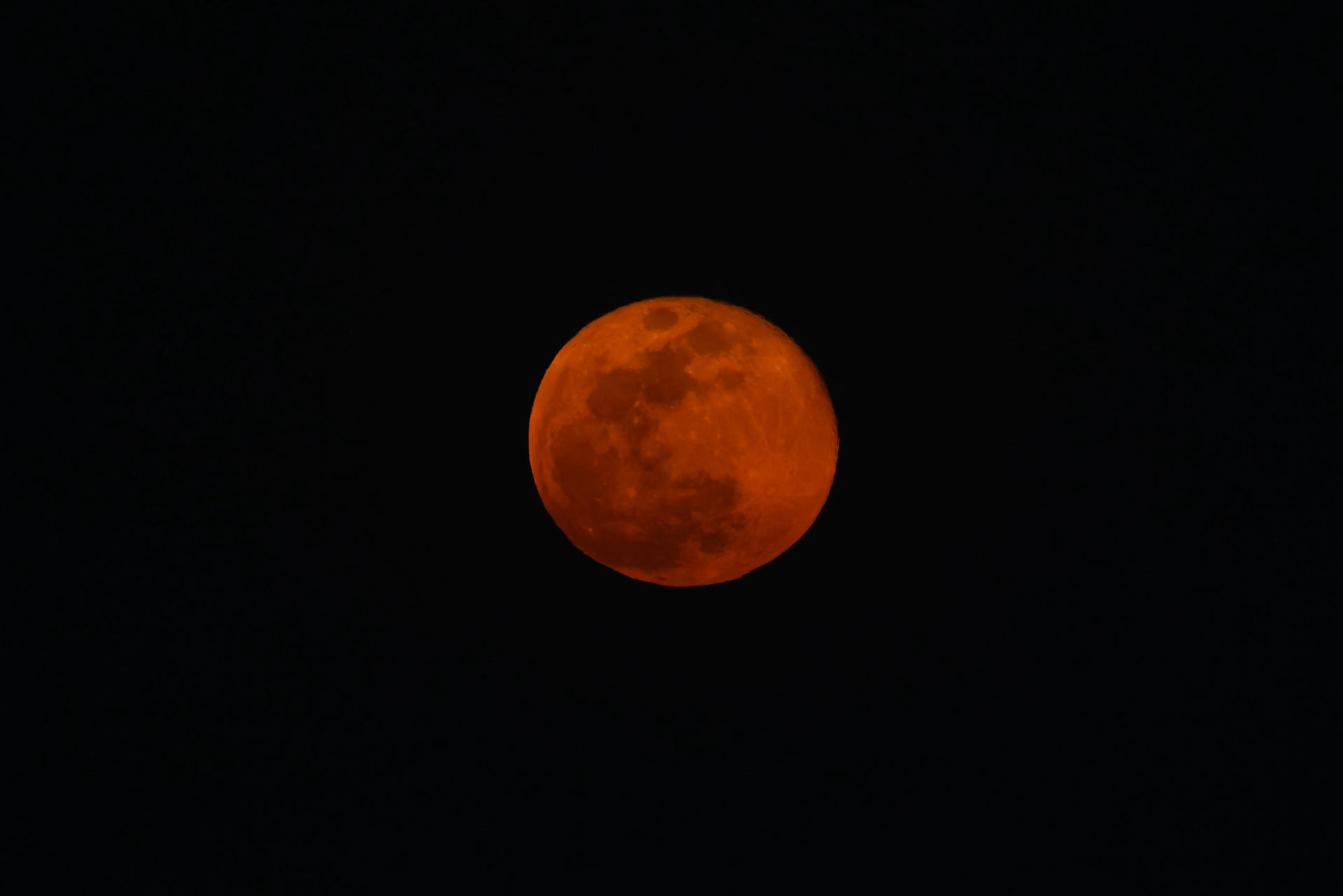 MEX2064. GUADALAJARA (MÉXICO), 03/01/2026.- Fotografía que muestra la salida de la luna llena este sábado, desde Guadalajara (México). La 'luna de lobo', la primera luna llena del año, da la bienvenida al 2026, iluminando el cielo de la mexicana Guadalajara. EFE/Francisco Guasco
