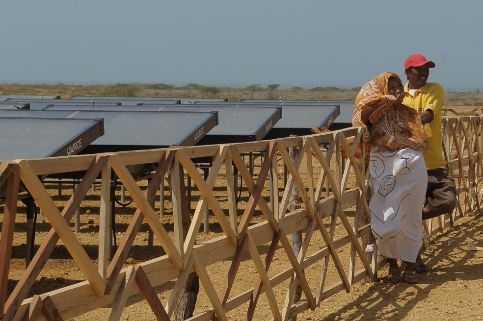 Habitantes de Bahía Hondita junto a los hidropanelesNatalia Pedraza Bravo / @PedrazaBravoEn diciembre del 2019 la empresa estadounidense Zero Mass Water a través de Conservación Internacional, realizó una donación de 150 hidropaneles que producen agua potable a partir de la humedad del aire y de la energía solar.