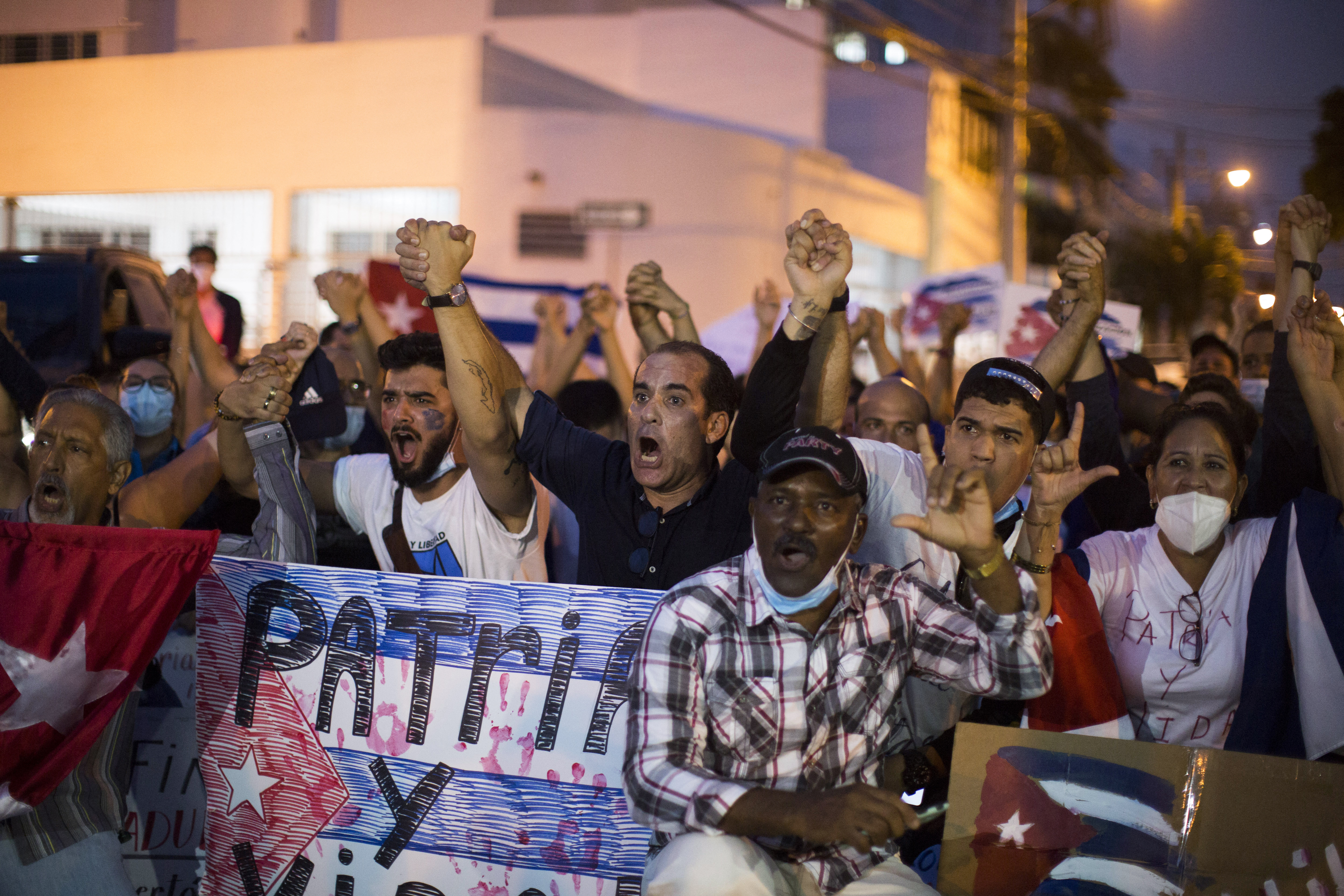 Aunque el presidente cubano, Miguel Díaz-Canel, reconoció la "insatisfacción" de algunos cubanos también acusó a Washington de querer provocar "estallidos sociales" en Cuba y dio a los revolucionarios una "orden de combate" para hacer frente a los manifestantes. Cubanos en República Dominicana.