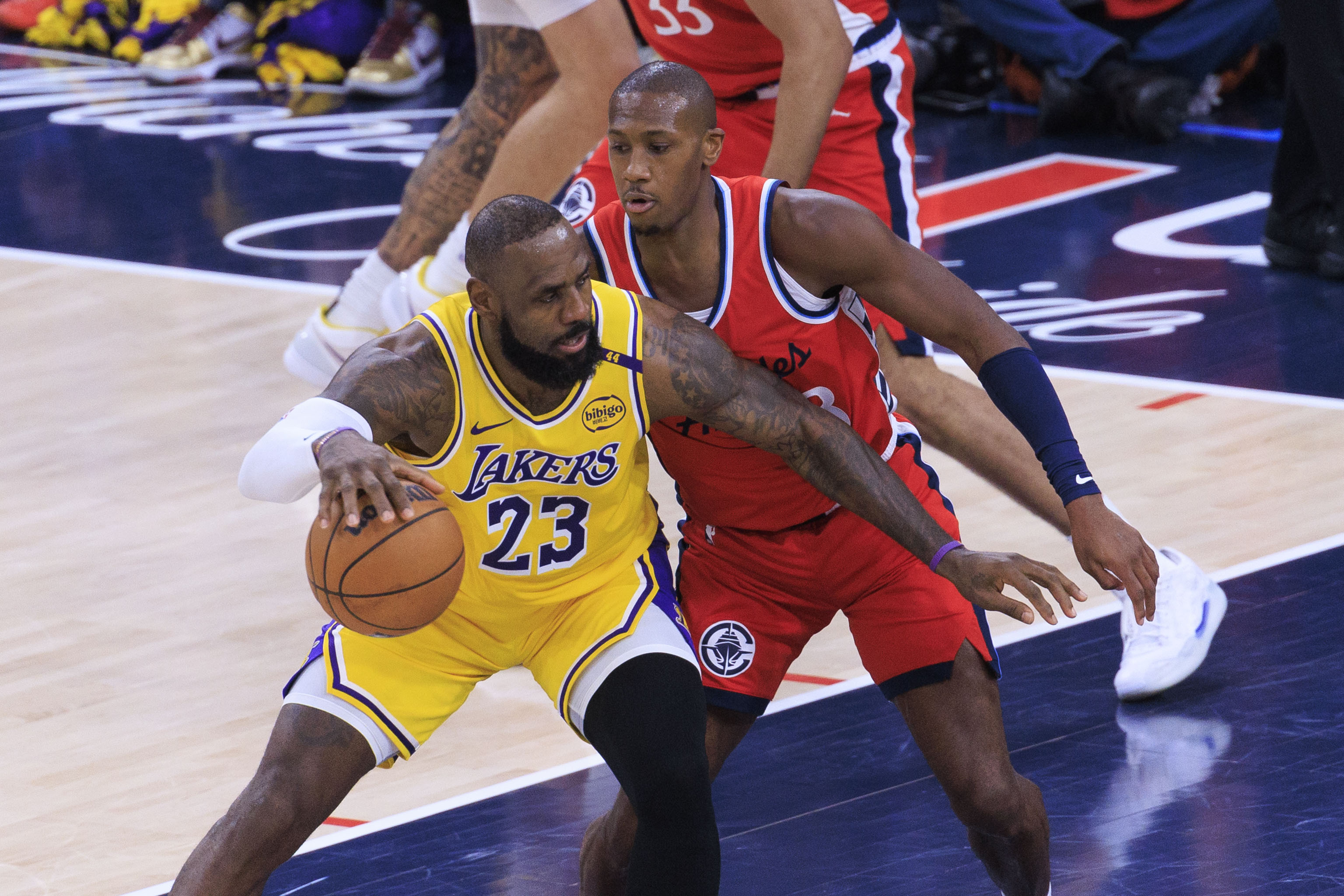 INGLEWOOD (LOS ÁNGELES), 05/02/2025.- El alero de Los Angeles Lakers Lebron James (i) es defendido por Kris Dunn (d), de Los Angeles Clippers, durante el partido de liga regular de la NBA disputado este martes, 4 de febrero, en el Crypto.com Arena de Los Angeles, California. EFE/Javier Rojas