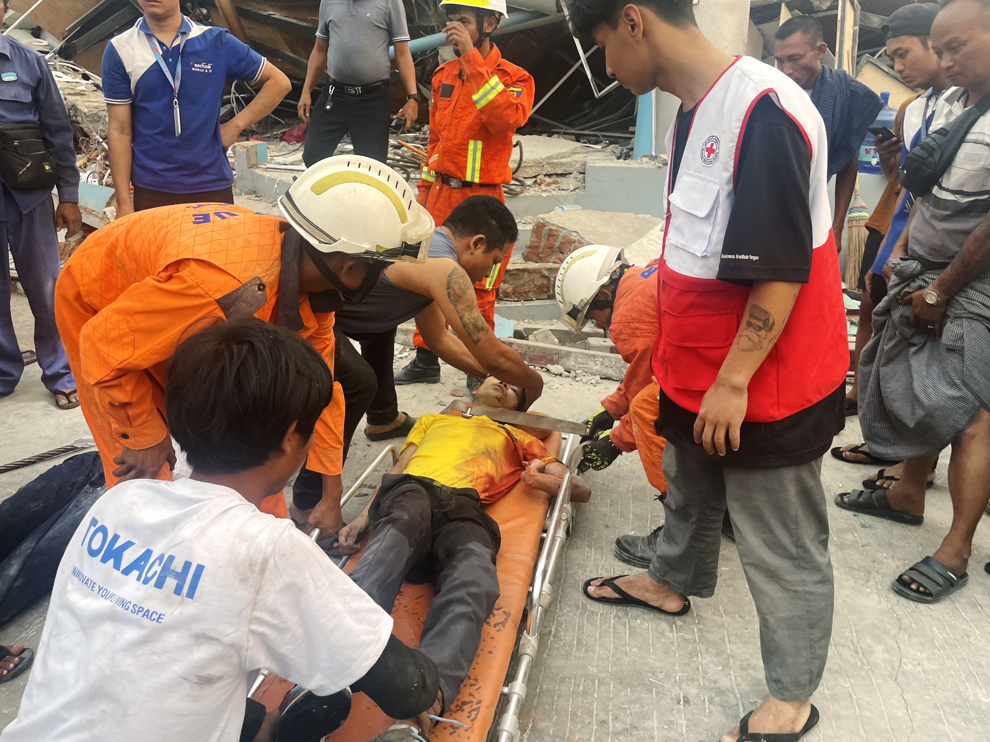 Naypyidaw (Myanmar), 28/03/2025.- An injured person is carried to a stretcher as rescuers search for survivors in ThaPyayGone market following an earthquake, in Naypyidaw, Myanmar, 28 March 2025. Myanmar has declared a state of emergency and appealed for international aid after a 7.7-magnitude earthquake struck the country, with tremors felt in neighboring countries. (Terremoto/sismo, Birmania) EFE/EPA/NYEIN CHAN NAING