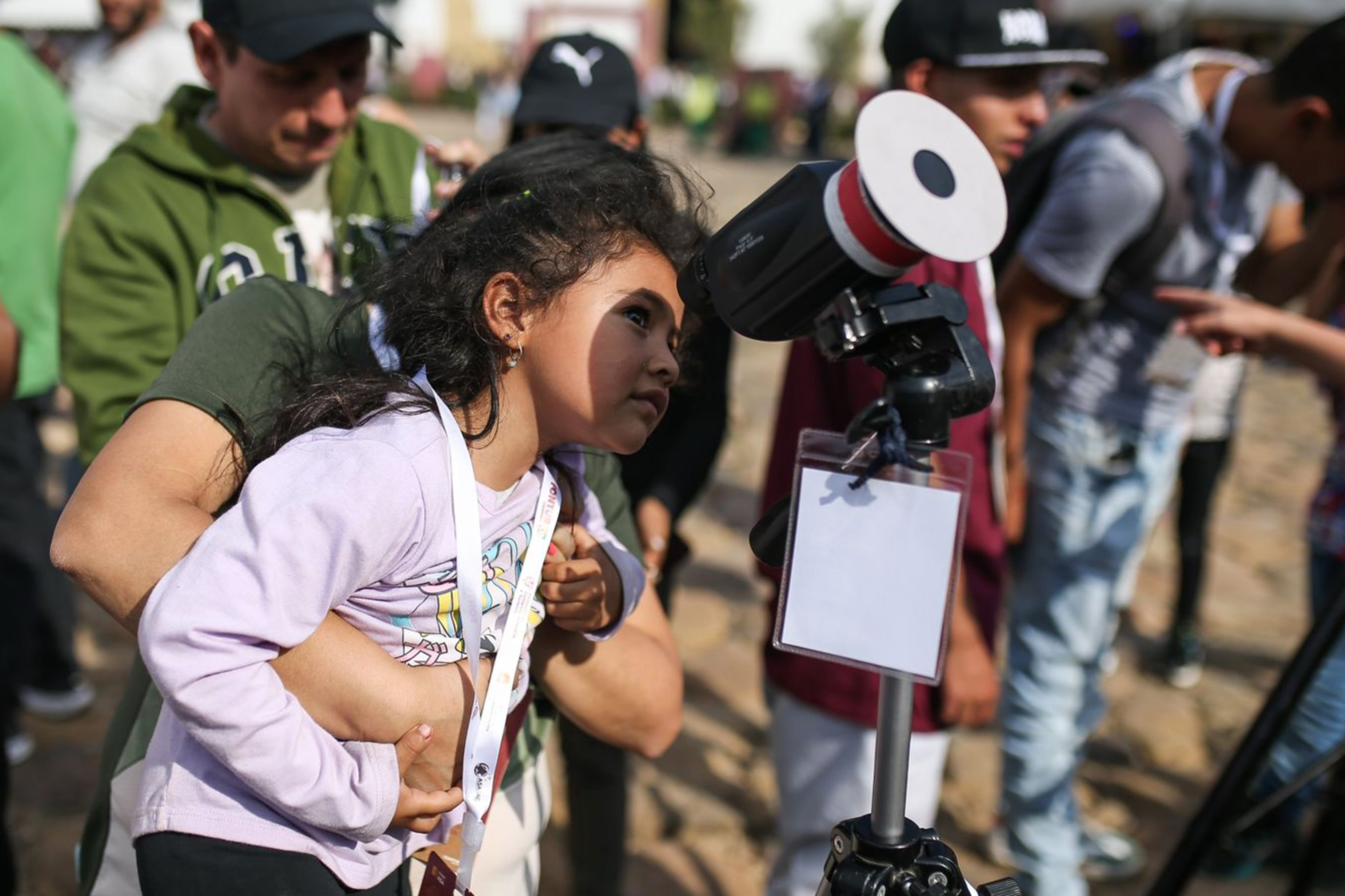 VIL400 VILLA DE LEYVA (COLOMBIA), 17/03/2024.- Fotografía cedida por la Asociación de Astronomía de Colombia que muestra a una niña observando por un telescopio este sábado, durante el Festival de Astronomía de Villa de Leyva (Colombia). Cielos despejados y un recién entregado sello de calidad lumínica hicieron que la ciudad colombiana de Villa de Leyva se inundase durante el fin de semana de fanáticos del universo que, con sus grandes telescopios, salieron a las calles para alcanzar las estrellas. EFE/ Asociación de Astronomía de Colombia /SOLO USO EDITORIAL SOLO DISPONIBLE PARA ILUSTRAR LA NOTICIA QUE ACOMPAÑA (CRÉDITO OBLIGATORIO)