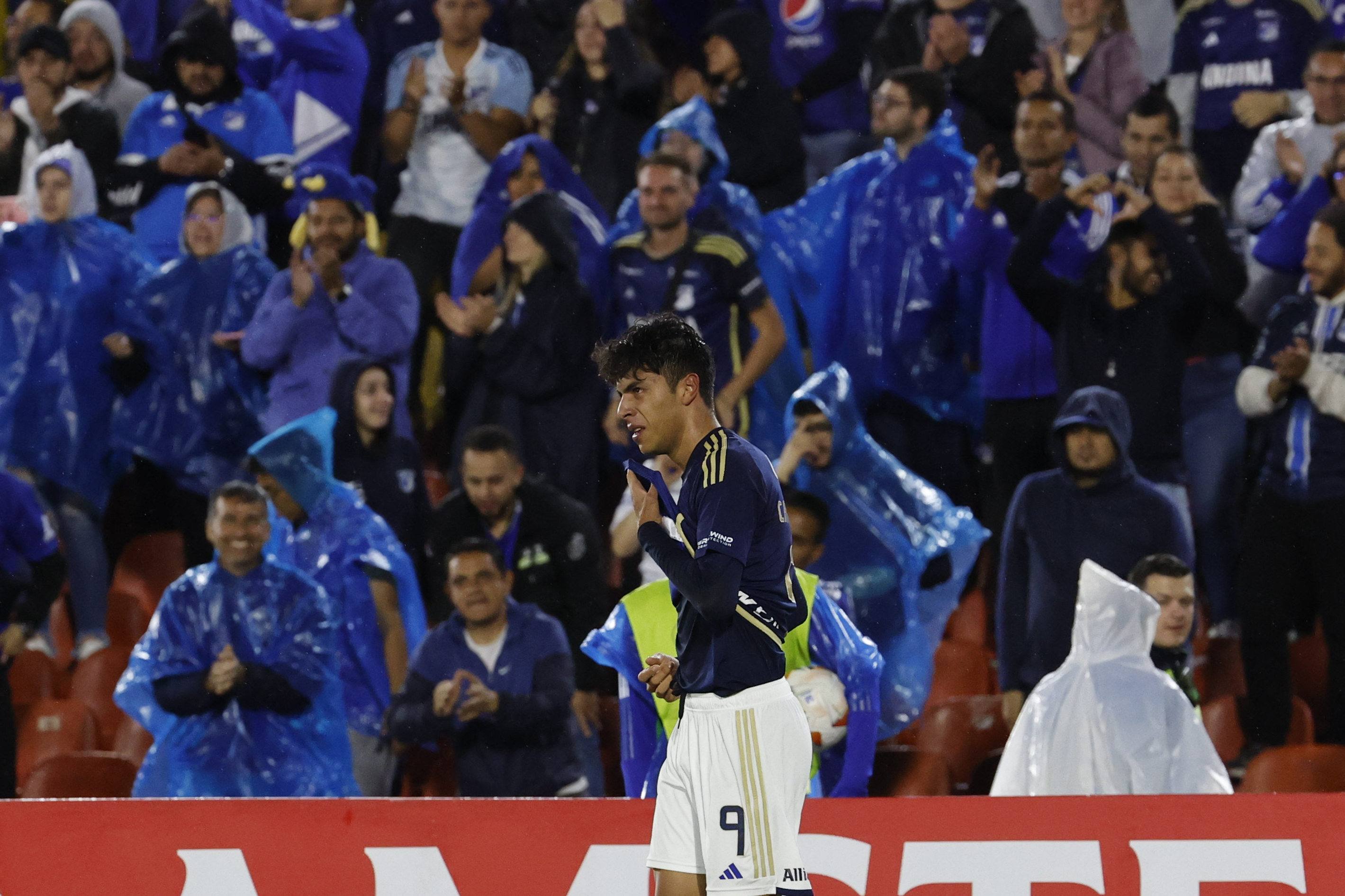 AMDEP1843. BOGOTÁ (COLOMBIA), 14/05/2024.- Juan Esteban Carvajal de Millonarios celebra su gol este martes, en un partido de la fase de grupos de la Copa Libertadores entre Millonarios y Palestino en el estadio Nemesio Camacho El Campín en Bogotá (Colombia). EFE/ Mauricio Dueñas Castañeda