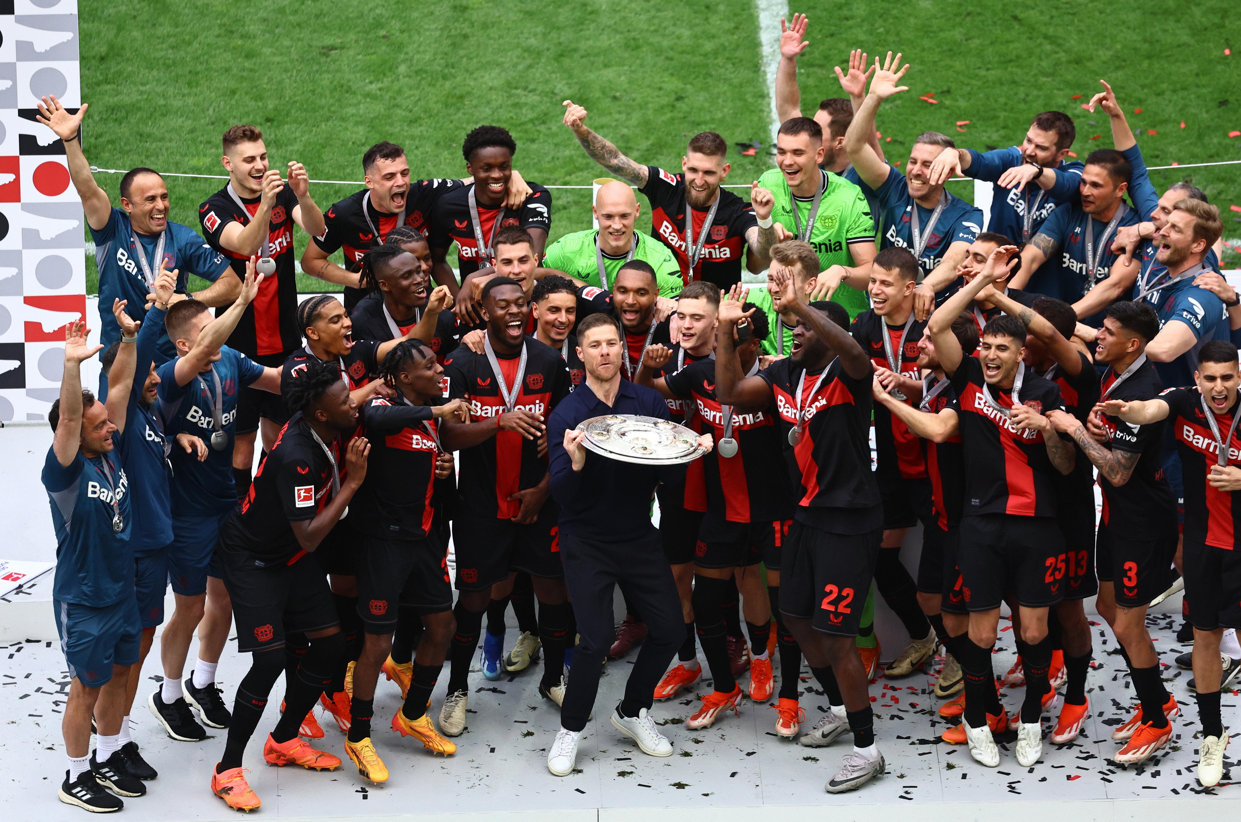 Leverkusen (Germany), 18/05/2024.- Bayer Leverkusen players celebrate as head coach Xabi Alonso (C) lifts the Bundesliga Meisterschale trophy after the German Bundesliga soccer match of Bayer 04 Leverkusen against FC Augsburg, in Leverkusen, Germany, 18 May 2024. (Alemania) EFE/EPA/FILIP SINGER CONDITIONS - ATTENTION: The DFL regulations prohibit any use of photographs as image sequences and/or quasi-video.