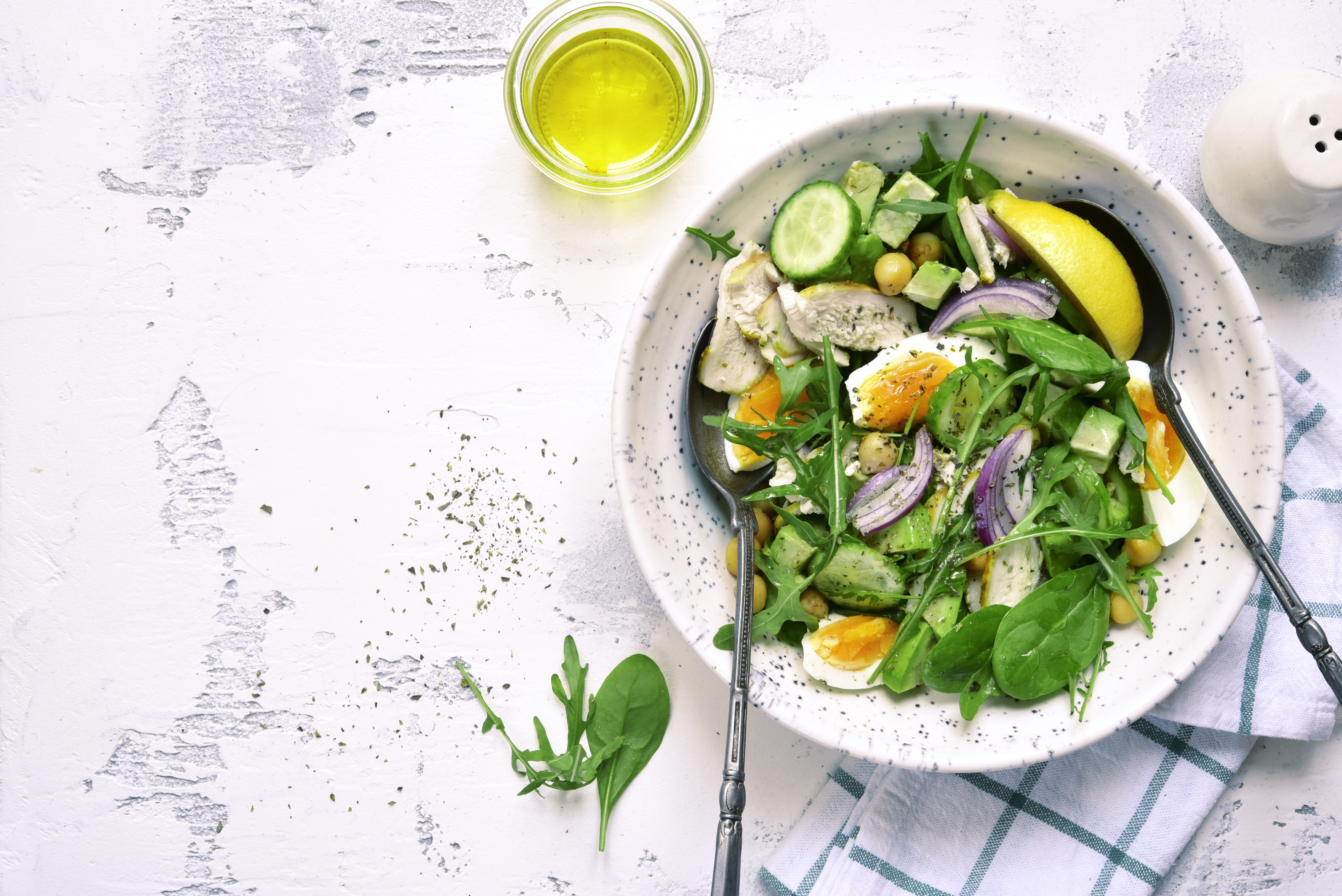 Ensalada de pollo y garbanzos, una receta para probar al almuerzo
