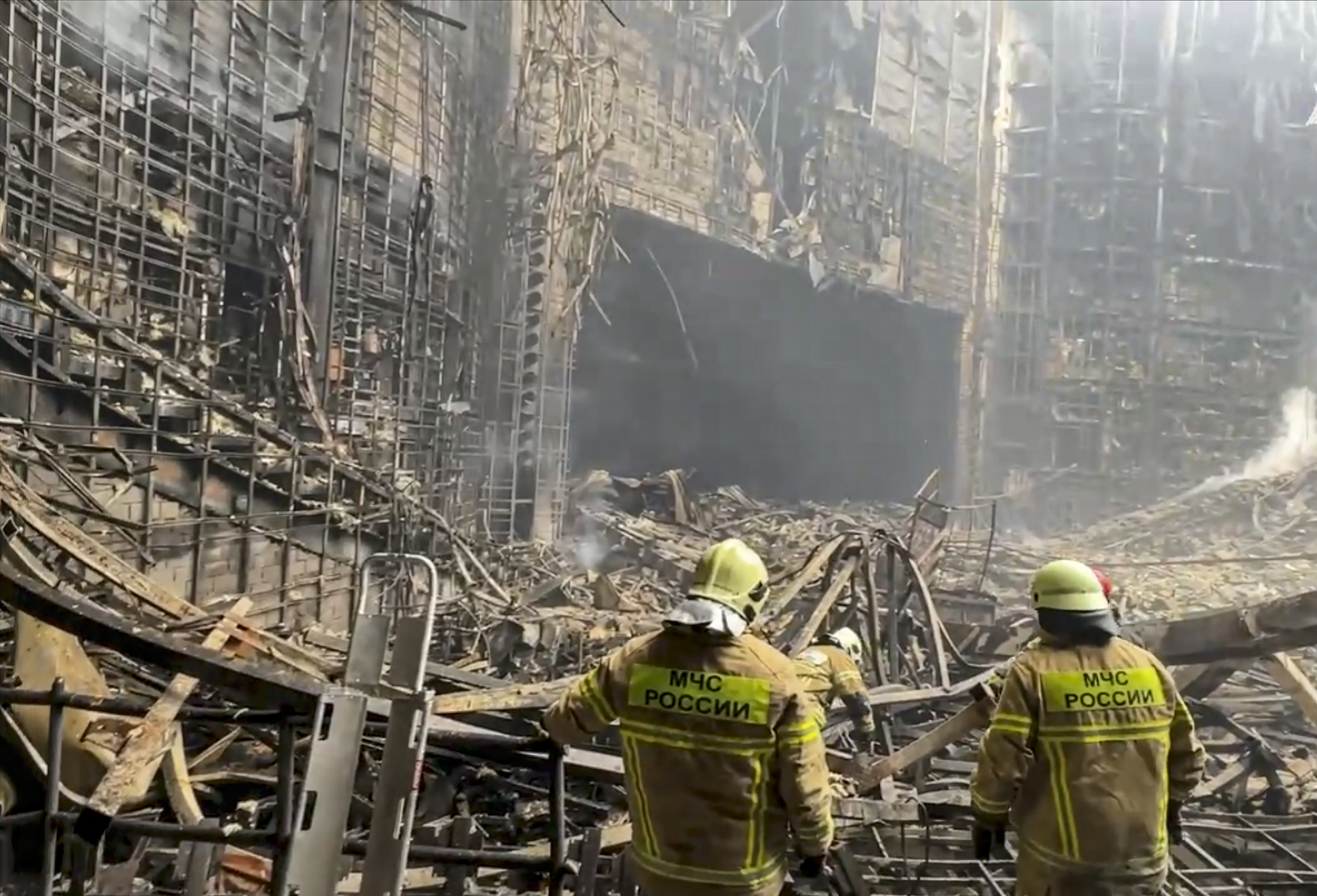Krasnogorsk (Russian Federation), 23/03/2024.- A handout still image taken from handout video provided by the Russian Investigative Committee press-service shows rescuers working inside the burned Crocus City Hall concert venue following a terrorist attack in Krasnogorsk, outside Moscow, Russia, 23 March 2024. On 22 March, a group of up to five gunmen attacked the Crocus City Hall in the Moscow region, Russian emergency services said. According to the latest data from the Russian Investigative Committee, 133 people died and more than 100 were hospitalized. On the morning of March 23, the director of the Russian FSB, Alexander Bortnikov, reported to Russian President Vladimir Putin about the detention of 11 people, including all four terrorists directly involved in the terrorist attack. (Terrorista, Atentado terrorista, Rusia, Moscú) EFE/EPA/RUSSIAN INVESTIGATIVE COMMITEE H HANDOUT HANDOUT EDITORIAL USE ONLY/NO SALES HANDOUT EDITORIAL USE ONLY/NO SALES