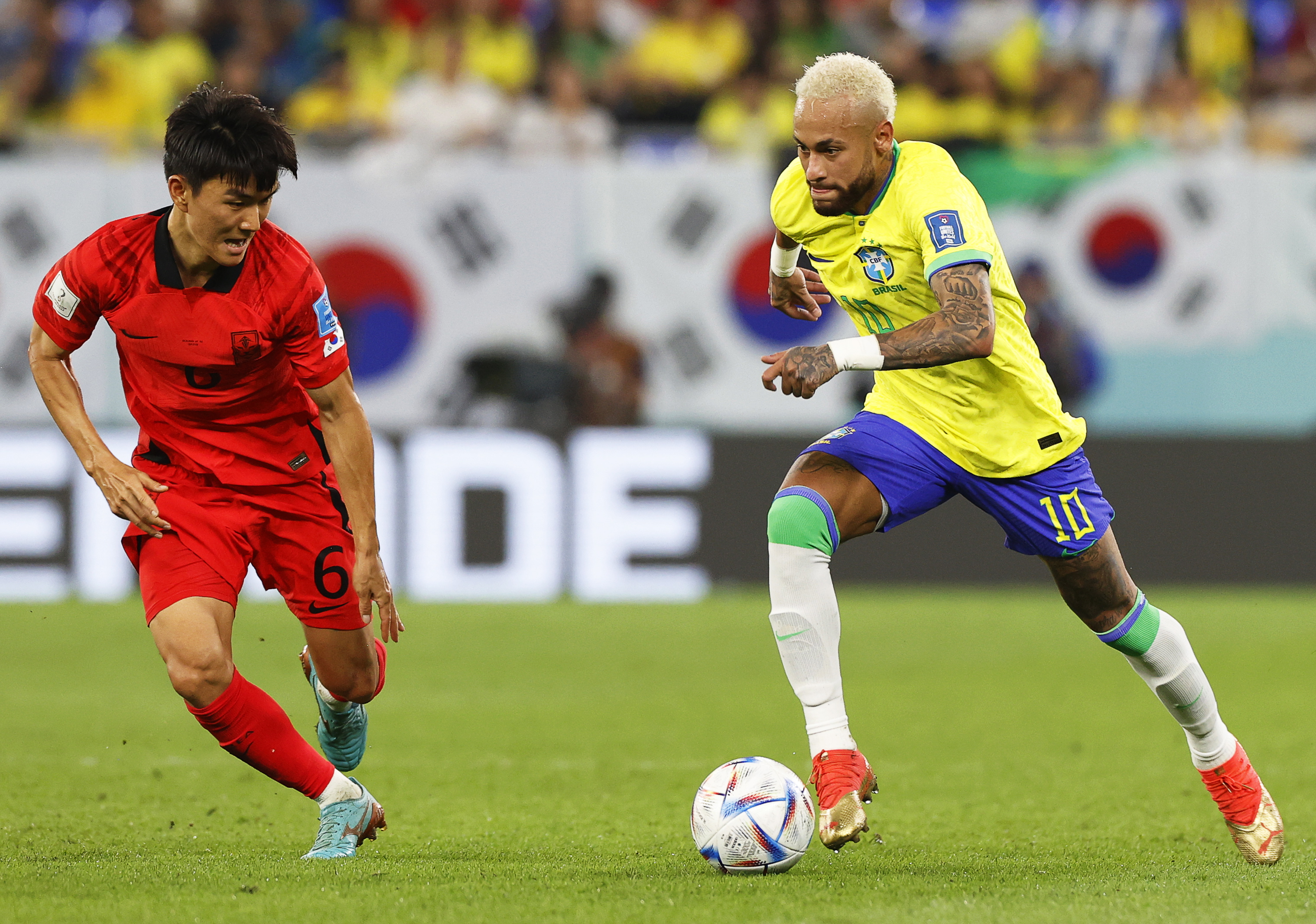 Doha (Qatar), 05/12/2022.- Neymar (R) of Brazil in action against Hwang In-beom (L) of South Korea during the FIFA World Cup 2022 round of 16 soccer match between Brazil and South Korea at Stadium 974 in Doha, Qatar, 05 December 2022. (Mundial de Fútbol, Brasil, Corea del Sur, Catar) EFE/EPA/Rungroj Yongrit