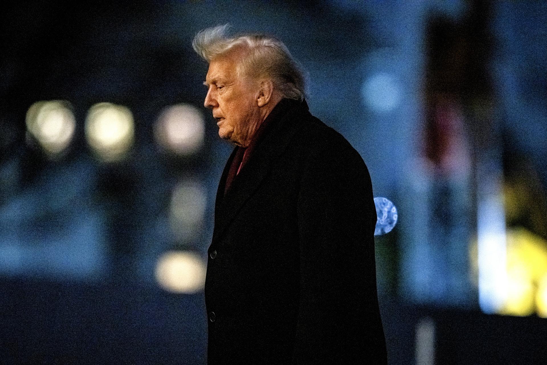 Washington, DC (United States), 10/12/2025.- US President Donald Trump walks on the South Lawn of the White House after arriving on Marine One in Washington, DC, USA, 09 December 2025. Trump said people were 'starting to learn' the benefits of his tariff regime as he sought to convince voters his administration was moving to address affordability concerns, taking to the road in hopes of countering a mounting political vulnerability. EFE/EPA/Graeme Sloan / POOL
