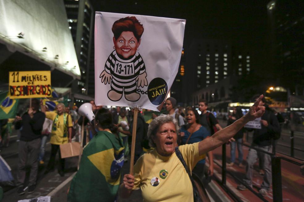 Manifestantes protestaron contra Rousseff el pasado lunes, cuando Maranhão decidió cesar su proceso. / EFE