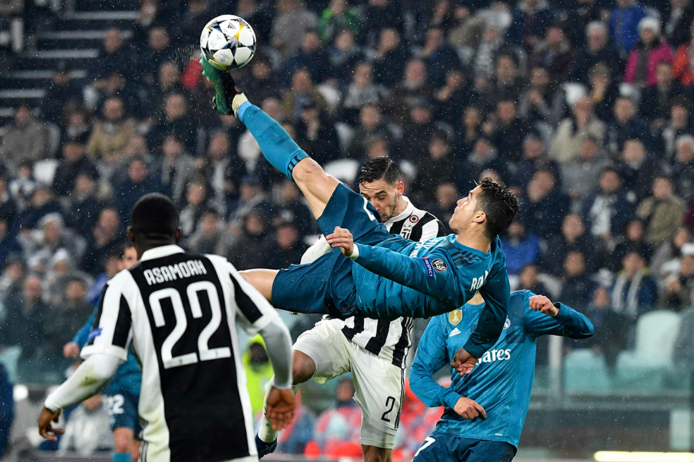 El delantero portugués del Real Madrid Cristiano Ronaldo (C) marca un gol durante el partido de ida de los cuartos de final de la Liga de Campeones de la UEFA entre la Juventus y el Real Madrid, disputado en el Allianz Stadium de Turín el 3 de abril de 2018. / AFP / Alberto PIZZOLI
