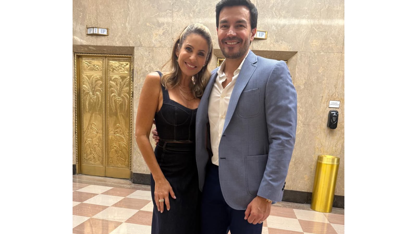 El actor venezolano Luciano D'Alessandro, quien actualmente participa en 'MasterChef', asistió el evento en compañía de su esposa, la periodista y presentadora María Alejandra Requena.