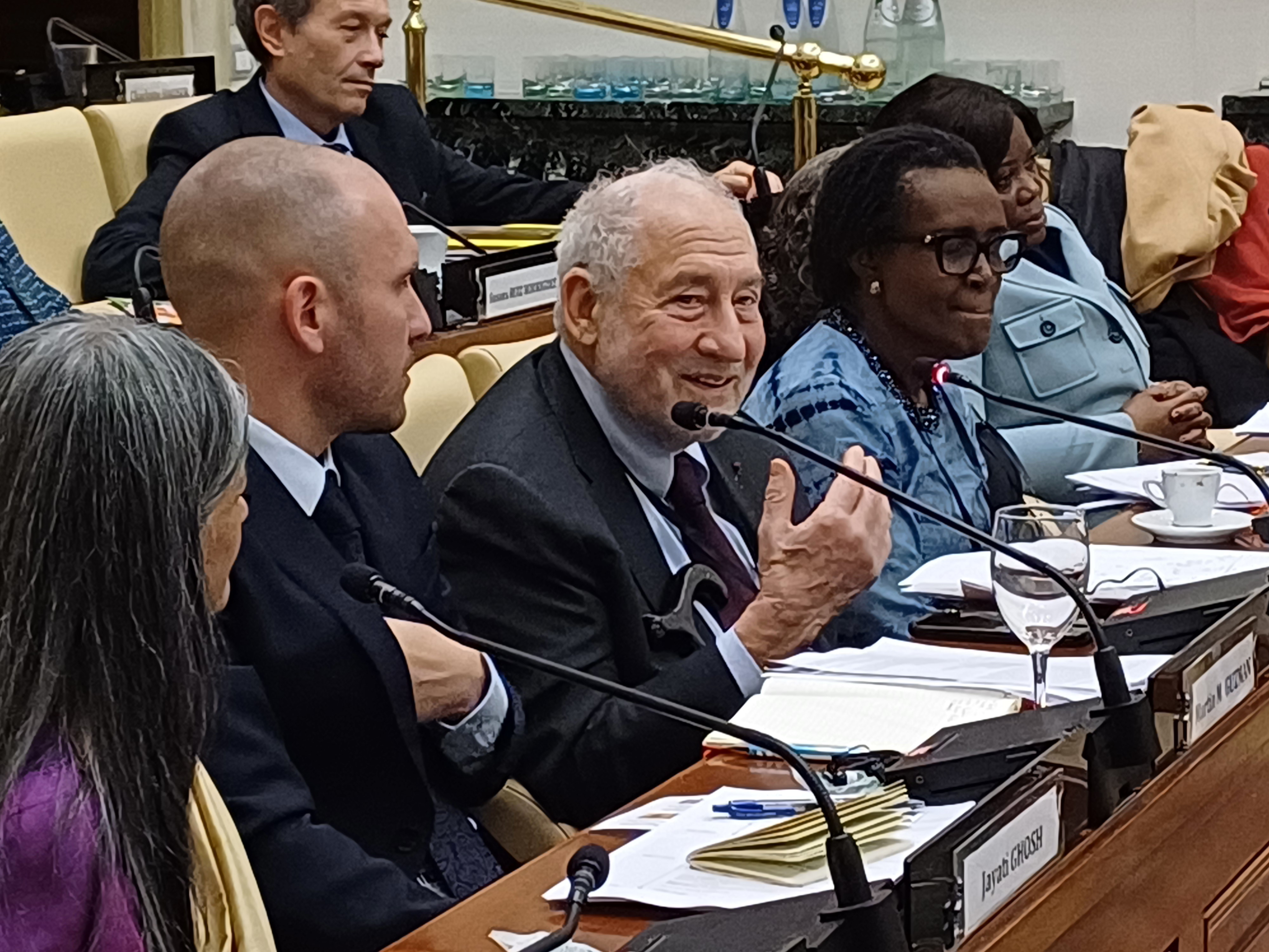 CIUDAD DEL VATICANO, 13/02/2025.- El economista estadounidense Joseph Stiglitz, premio Nobel de Economía en 2001, alertó este jueves de la "señal muy peligrosa" que supone la reciente suspensión por parte del presidente de EE.UU., Donald Trump, de una ley que prohíbe a las empresas estadounidenses los sobornos o pagos corruptos a funcionarios extranjeros, durante un foro celebrado en El Vaticano. EFE/Joan Mas