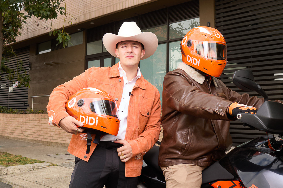El cantante Luis Alfonso no tuvo problemas para llegar a tiempo a los Latino Music Awards, pues DiDi Moto solucionó su problema.