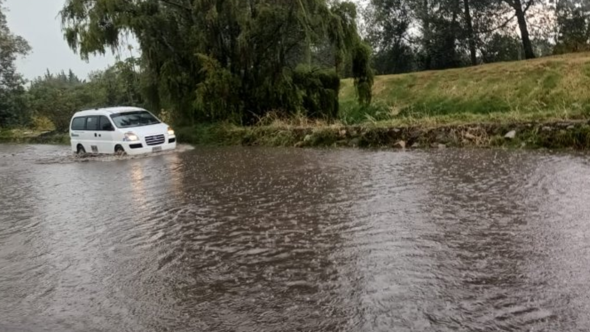 Así fue la impresionante granizada en Bogotá: cubrió calles y paralizó el tráfico