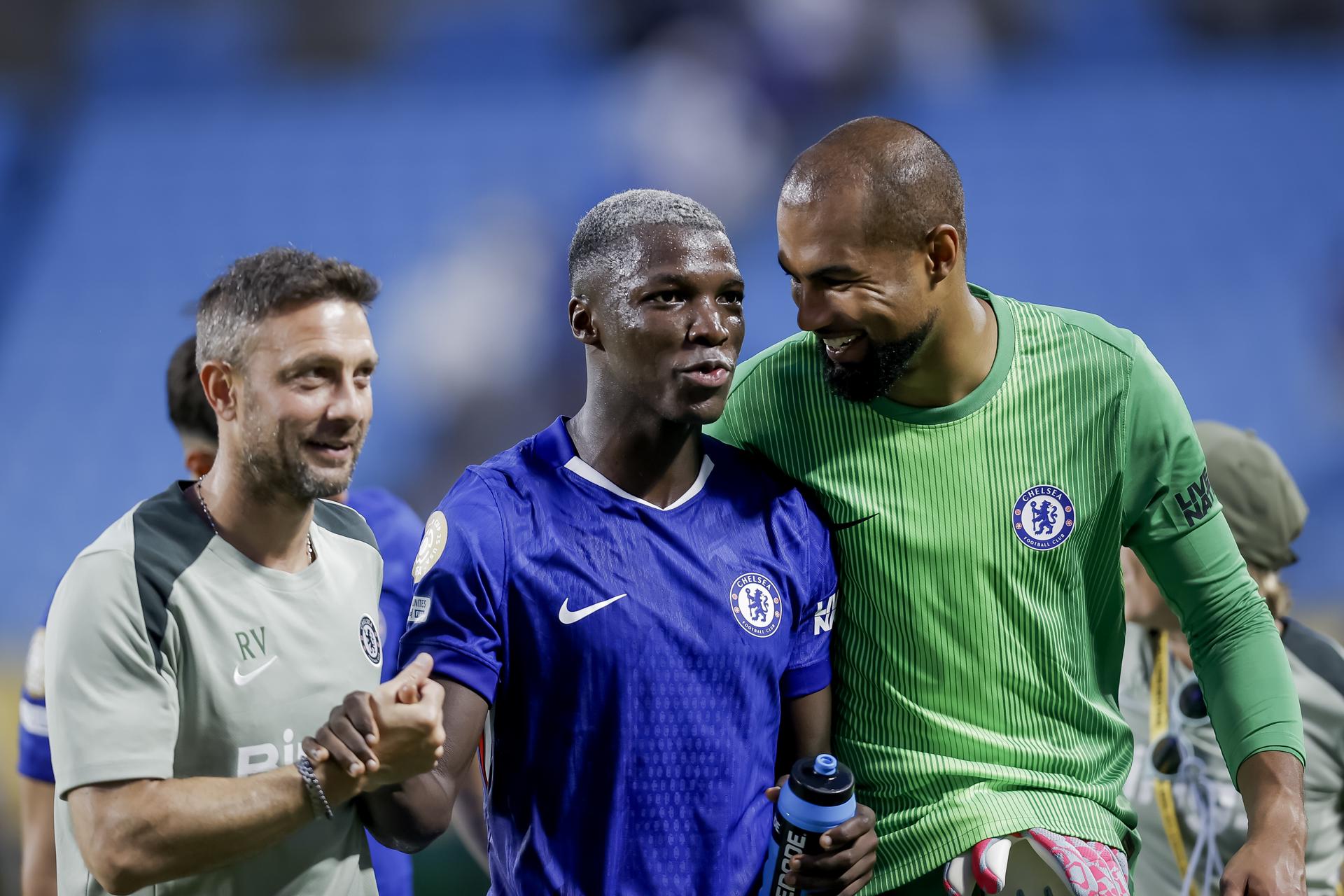 CHARLOTTE (United States), 28/06/2025.- Goalkeeper Robert Sanchez (R) and Moises Caicedo (C) of Chelsea celebrate defeating SL Benfica in the FIFA Club World Cup 2025 match between SL Benfica and Chelsea FC in Charlotte, North Carolina, USA, 28 June 2025. (Mundial de Fútbol) EFE/EPA/BRIAN WESTERHOLT

