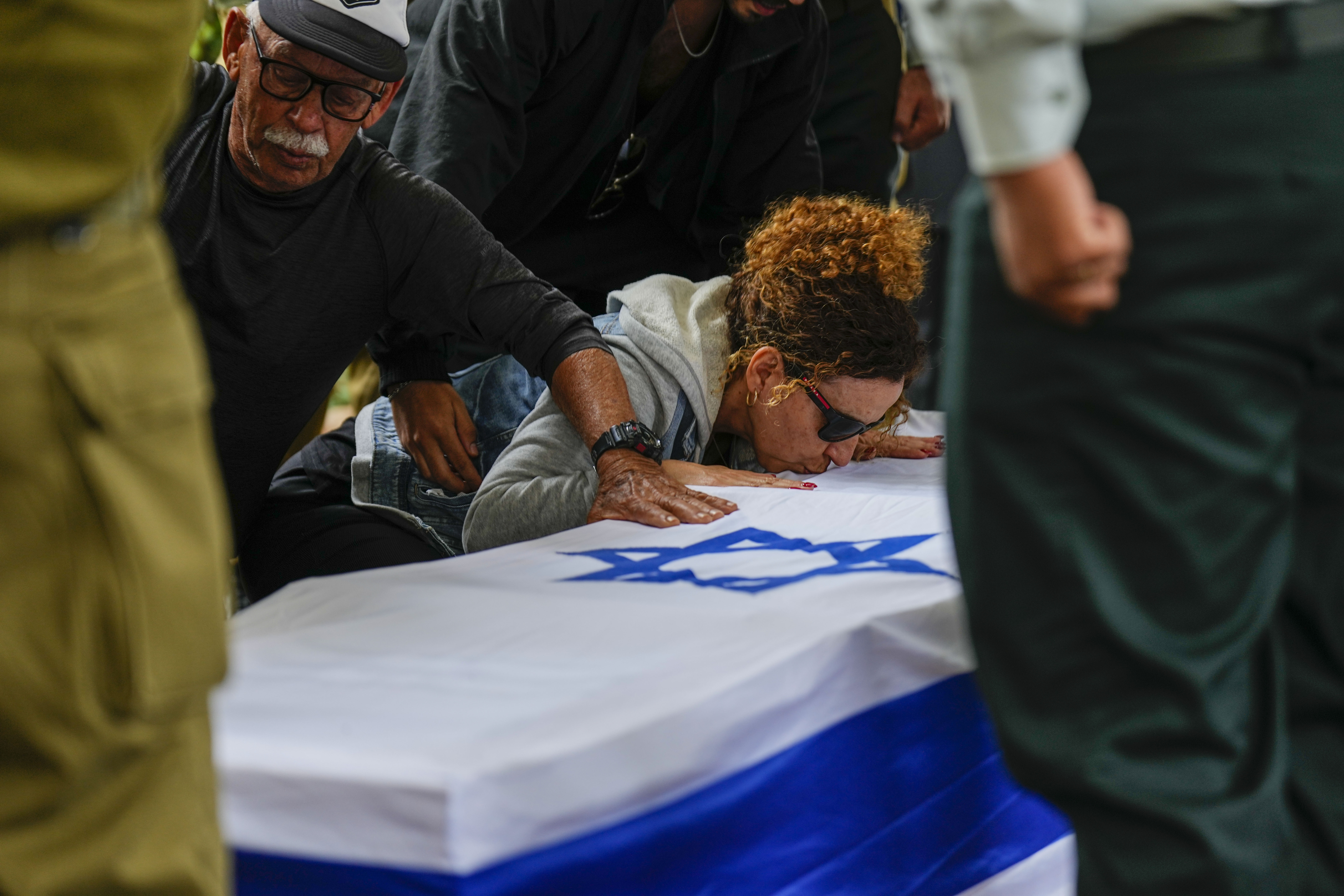 Ami Aviv, madre del soldado de reserva israelí, el sargento mayor Ido Aviv, besa su ataúd durante su funeral en Carmiel, al norte de Israel, el martes 30 de abril de 2024.