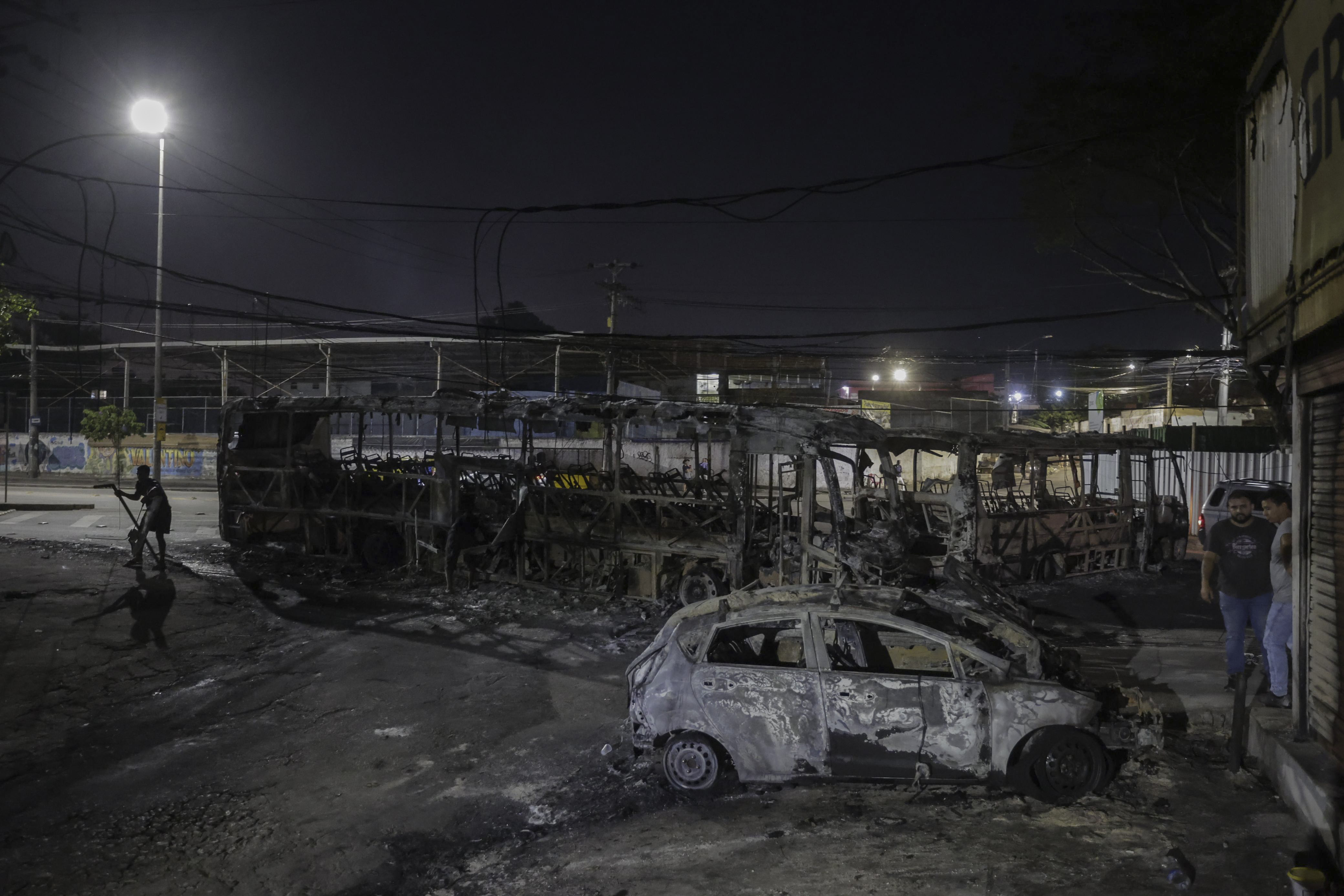 Video: paramilitares en Brasil incendian 35 buses en Río en respuesta a la policía
