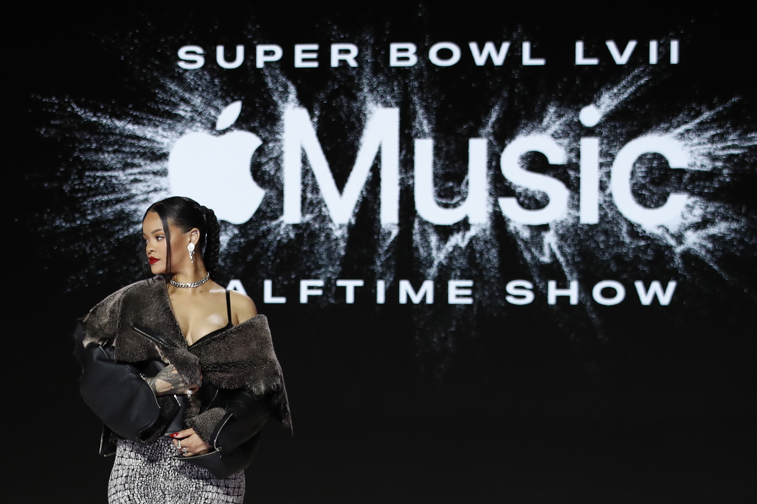 Rihanna dice que la maternidad la impulsó a aceptar actuar en el Super Bowl