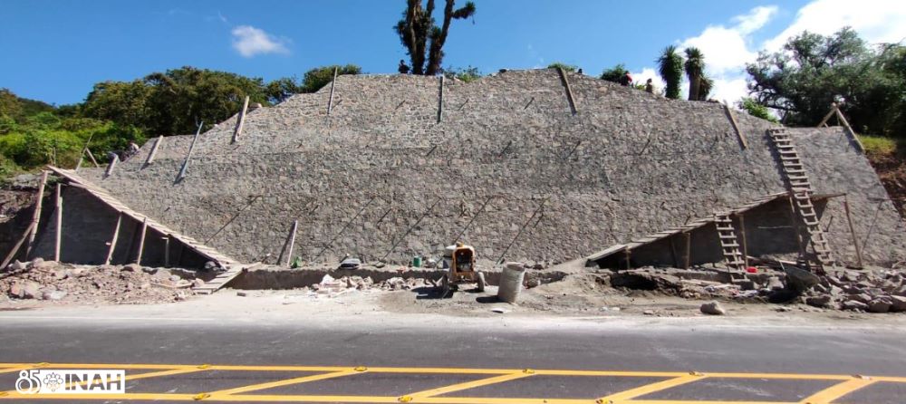 Hallan una pirámide que podría tener 1.300 años durante la construcción de una vía